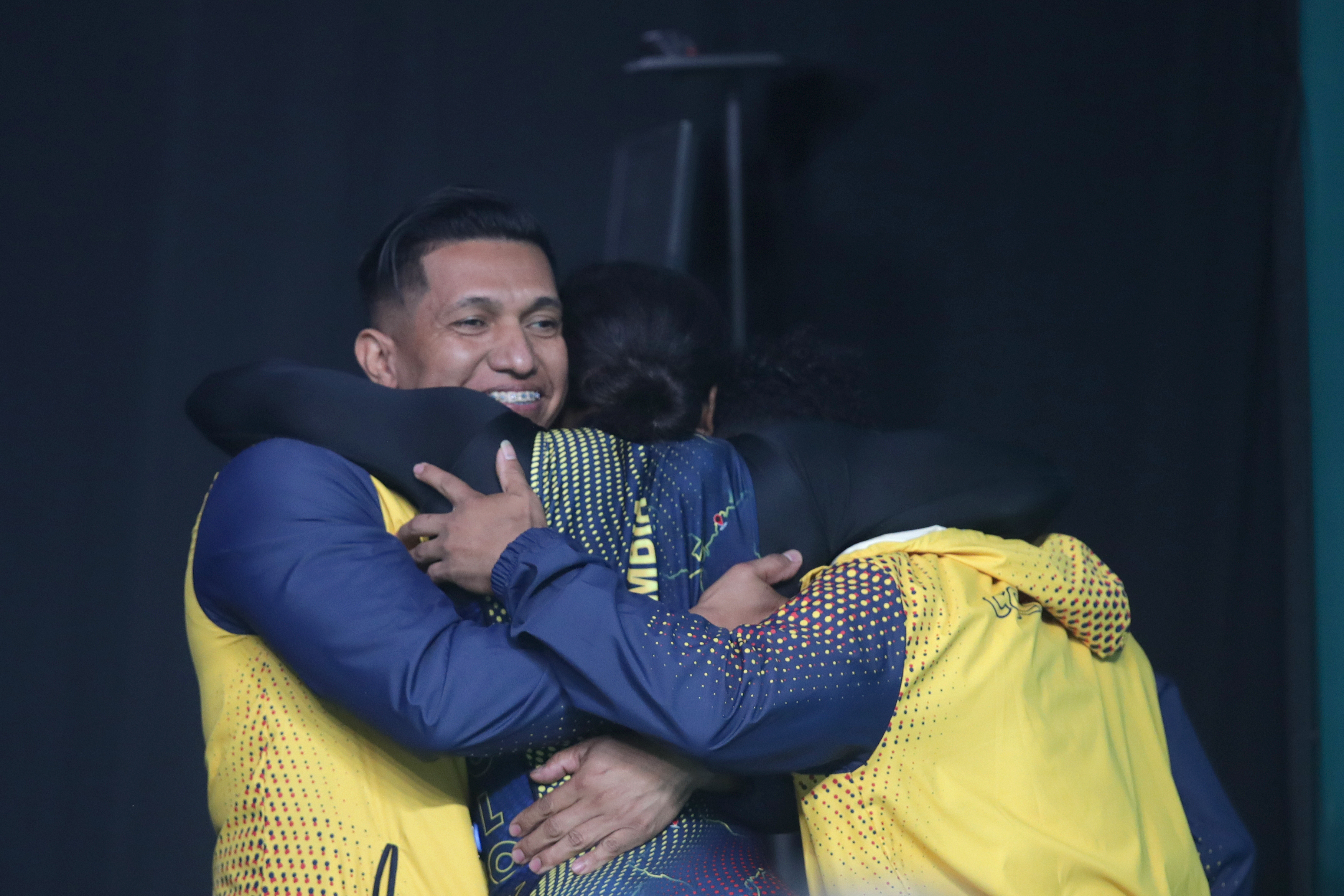 Luis Arrieta (izq.) celebra con Yenny Álvarez durante una competencia del ciclo olímpico.