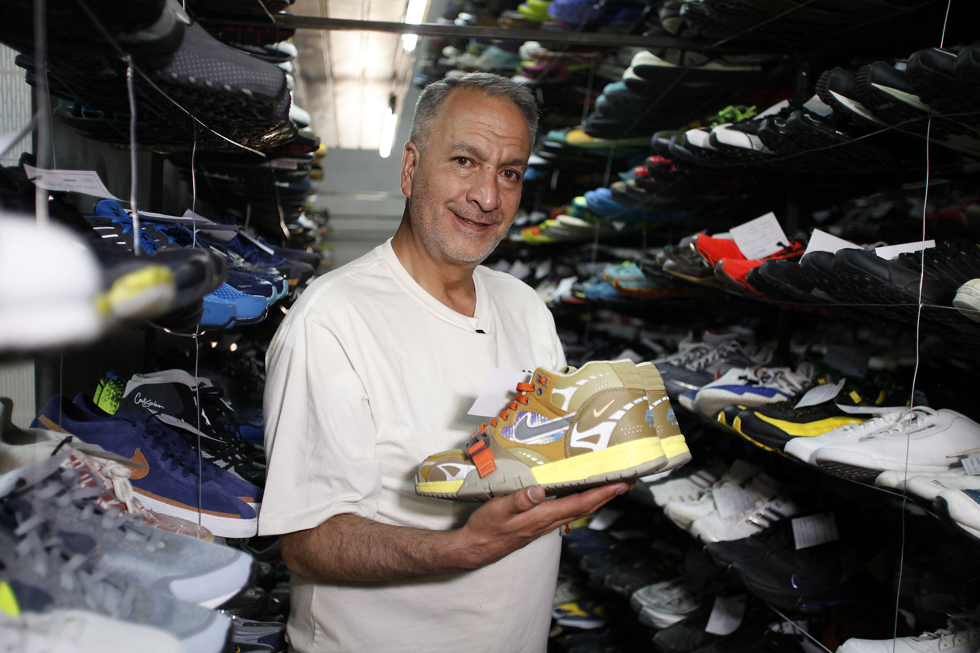 Apasionado por los “sneakers” ha acumulado más de 7.000 pares de grandes estrellas