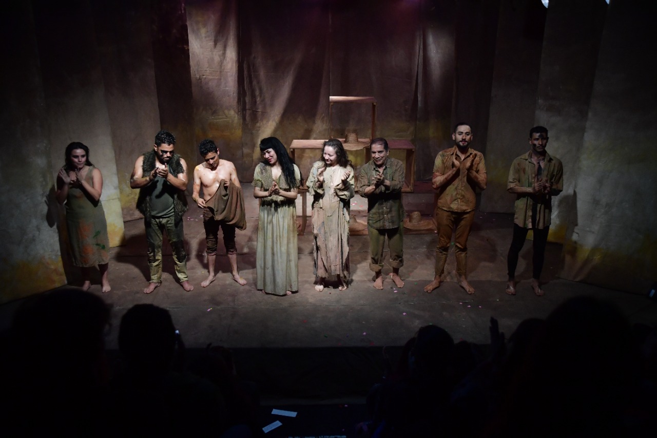 Son ochos actores los que intervienen en “La caída de las águilas”, quienes hacen parte del Teatro Estudio Alcaraván. “A nosotros nos ha parecido importante hablar de lo que otros no hablan, para nosotros el teatro no es solo para entretener”, afirma Paola Guarnizo, escritora, directora y actriz de la obra.