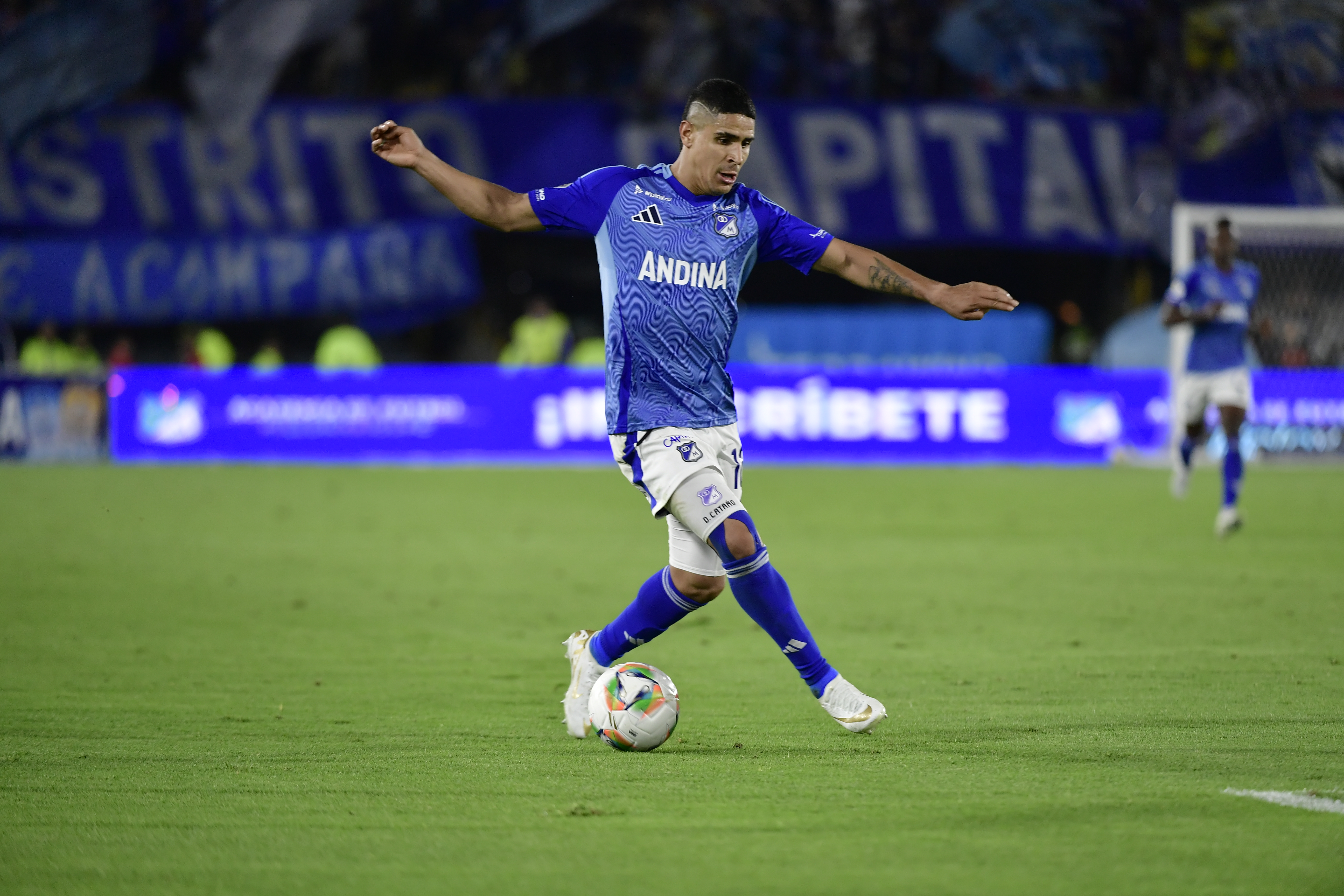 Futbolista colombiano, mediocampista de Millonarios, en el partido ante Medellín, por la quinta fecha de la Liga Betplay 2025-I.