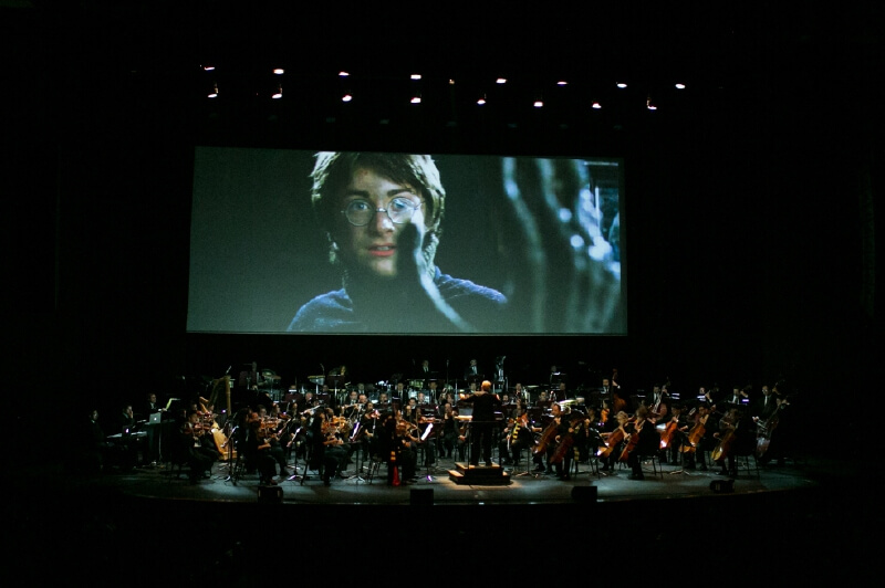 La varita de Harry Potter hace sonar una orquesta