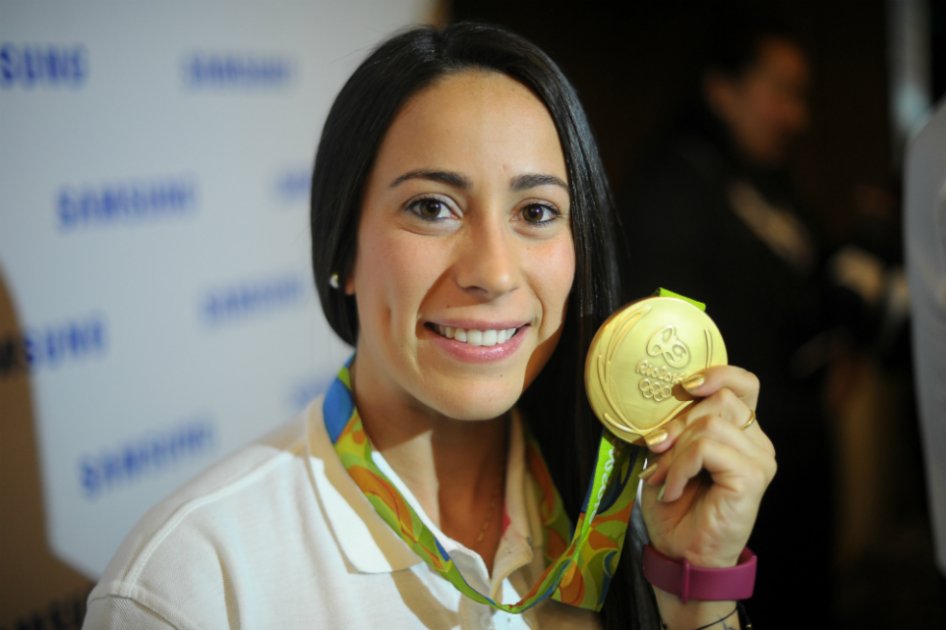 La bicicrosista colombiana Mariana Pajón con la medalla de oro que ganó en los Juegos Olímpicos de Río 2016. / Cristian Garavito