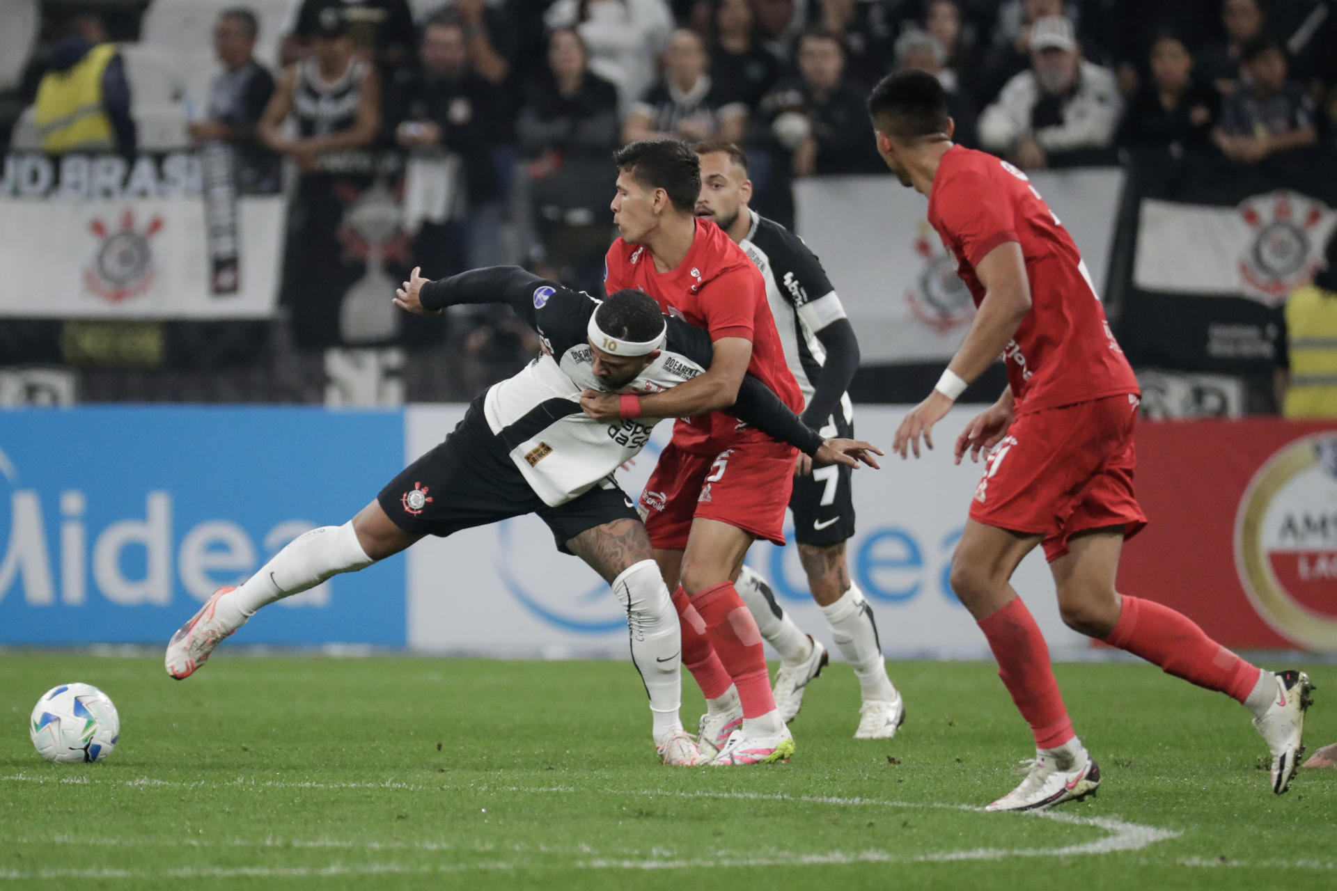 América salvó un punto en Brasil: empató con Corinthians 1-1 en Copa Sudamericana