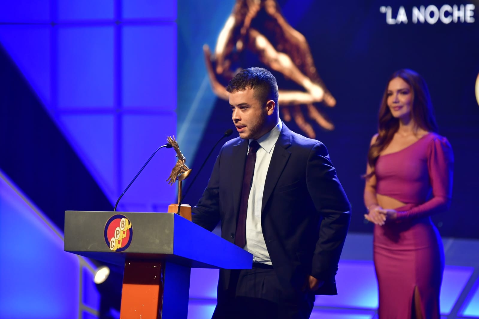 Juan Camilo Cortés de Caracol Televisión se llevó el premio de Televisión por su trabajo "Las cárceles de Bukele".