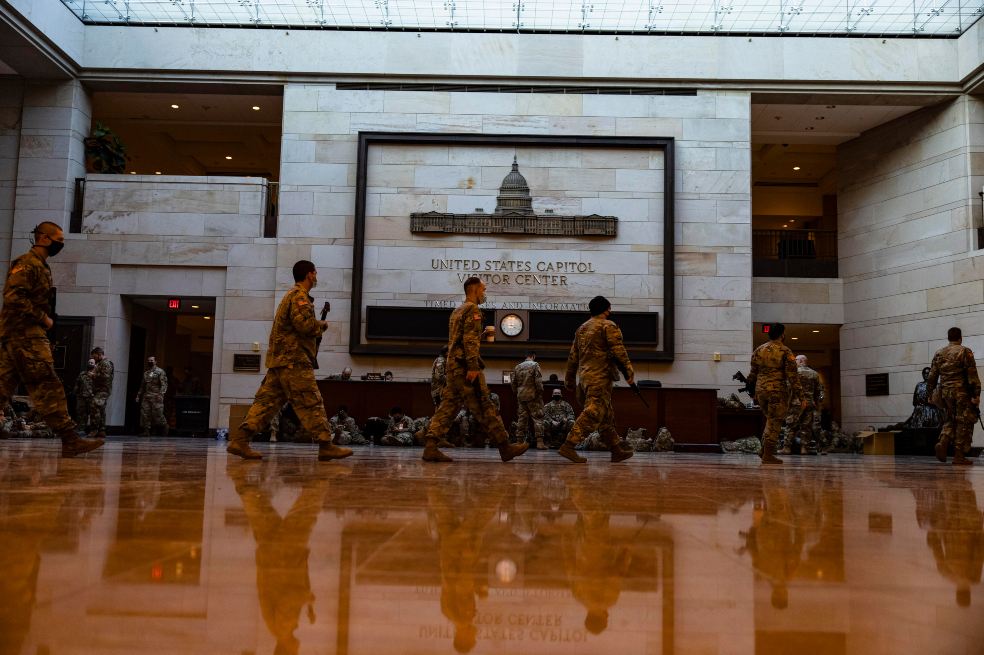 Muchos de ellos fueron acuartelados anoche en el interior del Capitolio, que el 6 de enero fue asaltado por una turba violenta de simpatizantes del presidente saliente, Donald Trump.