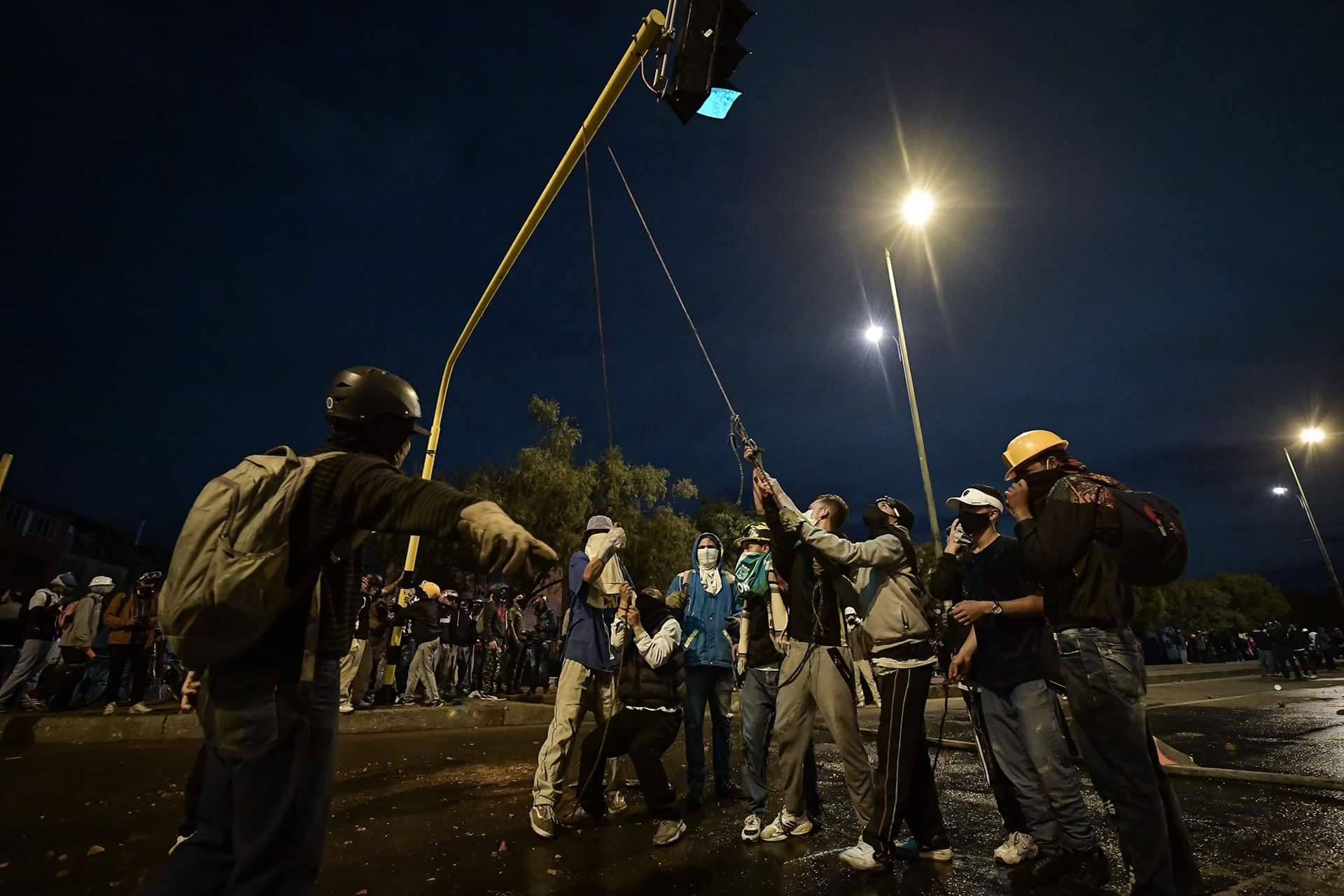 Algunos de los manifestantes que se encontraban en el sitio intentaron hacer barricadas para evitar el avance de las tanquetas y oficiales del Esmad.