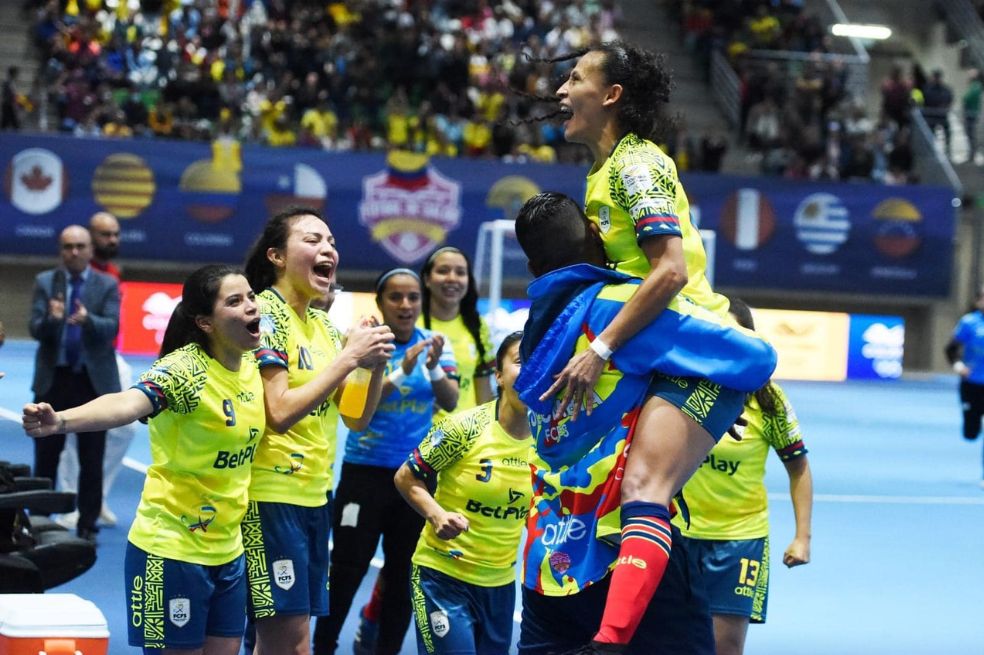 Petro recibe a las campeonas del mundial de fútbol de salón femenino