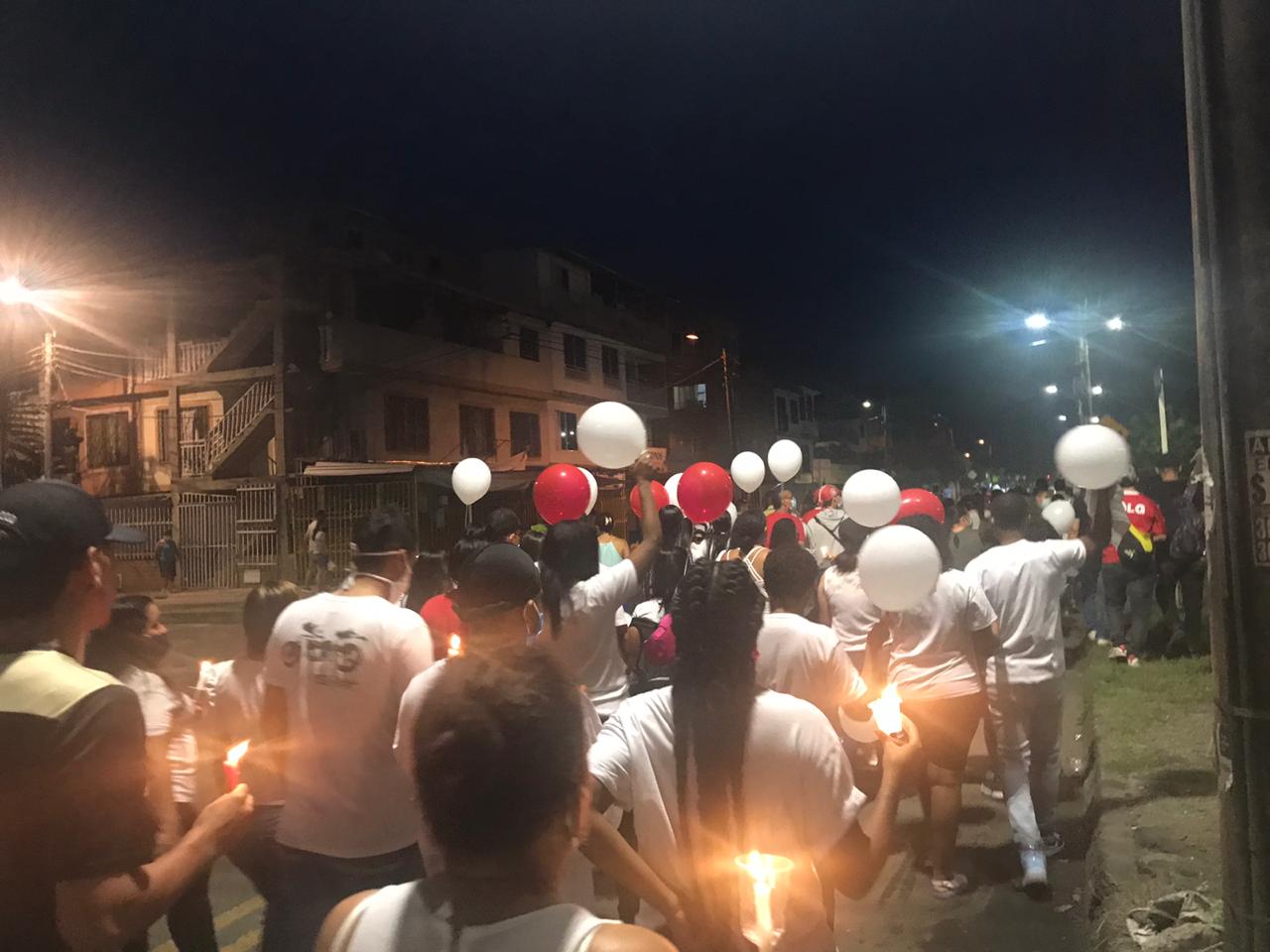 Amigos y vecinos de Yilson realizaron una velatón en la noche del 2 de mayo por las calles de Cali.
