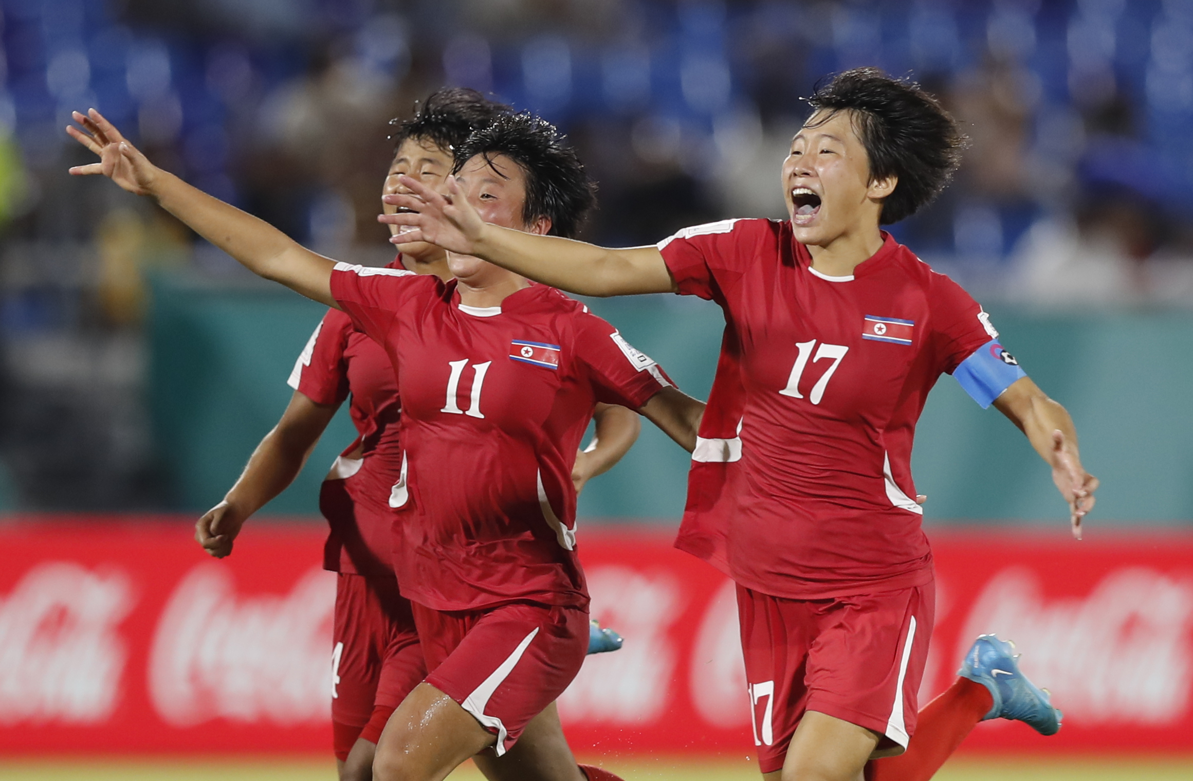 EVE5565. SANTO DOMINGO (REPÚBLICA DOMINICANA), 03/11/2024.- Jugadoras de Corea del Norte celebran al ganar la serie de penaltis en la final de la Copa Mundial Femenina sub-17 ante España, en el estadio Olímpico Félix Sánchez en Santo Domingo (República Dominicana). EFE/ Diana Sánchez