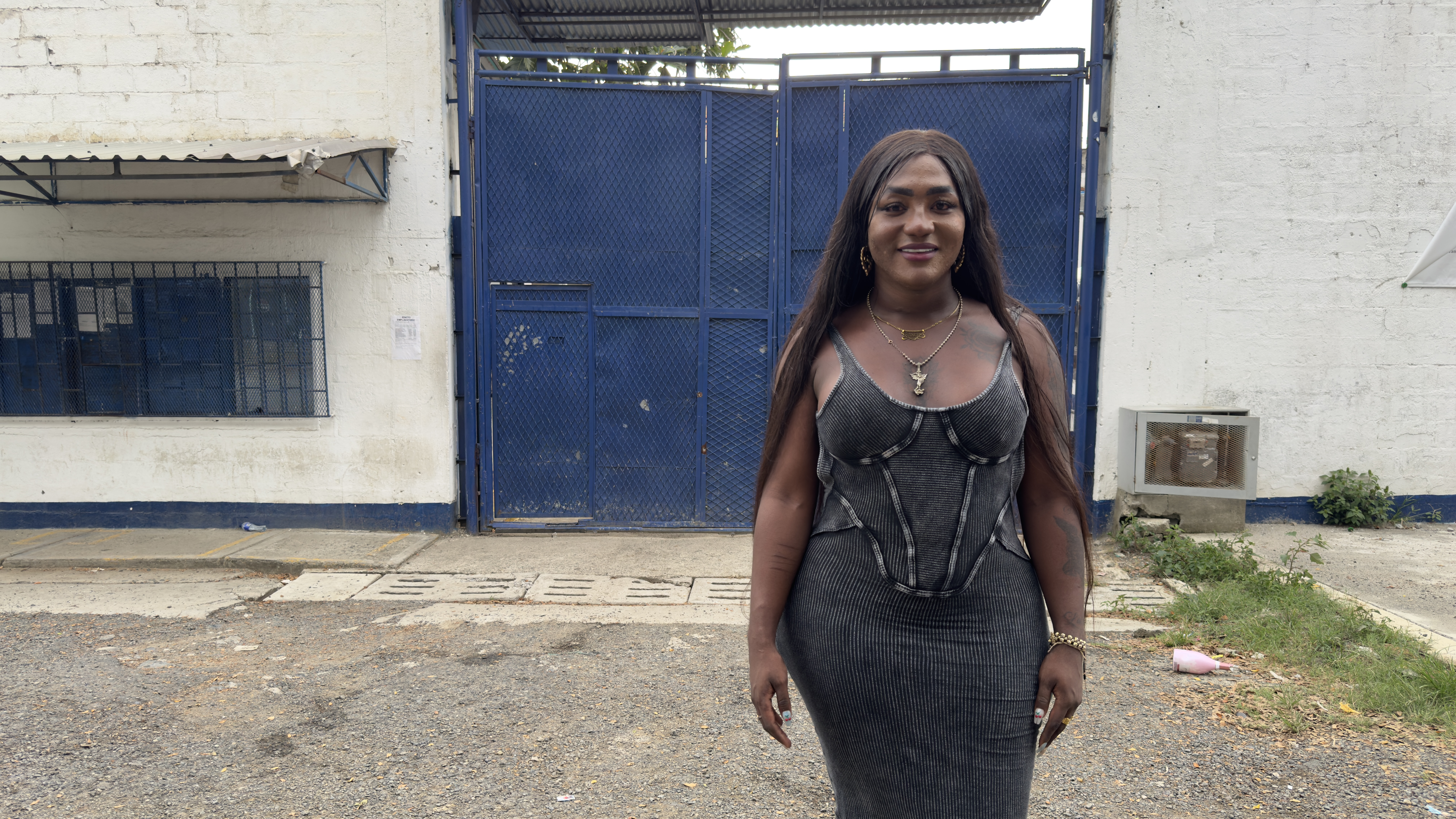 Andrea Burgos sintió que los 30 minutos que se demoraron en abrirle esa enorme puerta azul que la separó injustamente de su familia durante 455 días se sintieron, en realidad, como tres siglos.