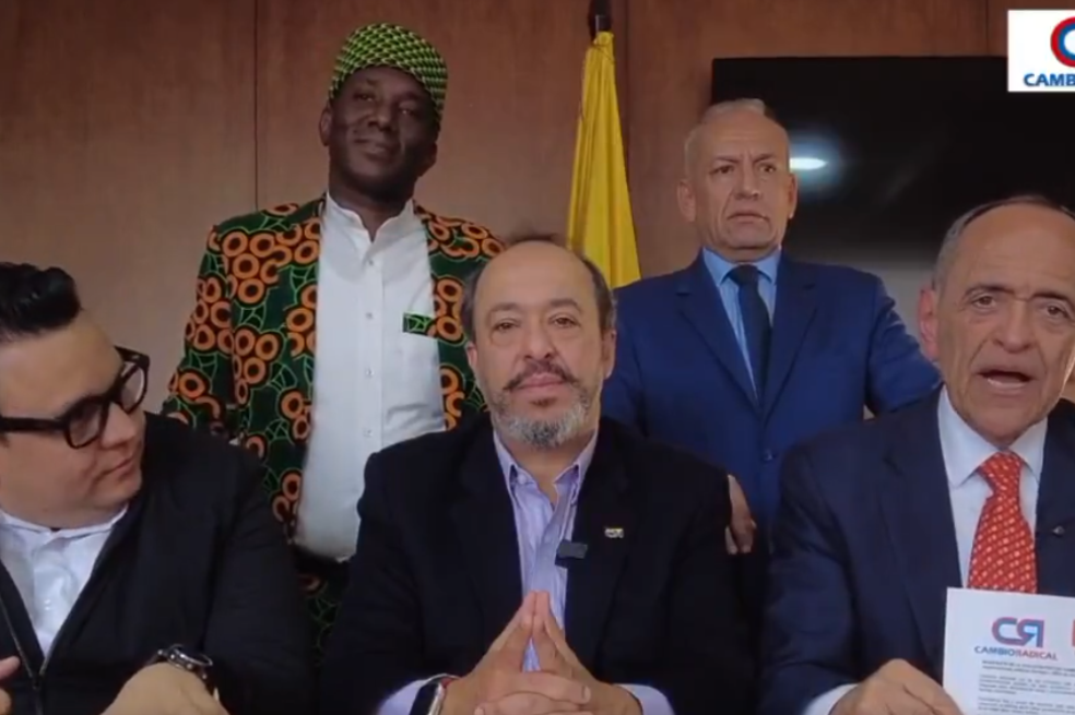 Los directores de las colectividades se reunieron para dar el anuncio.