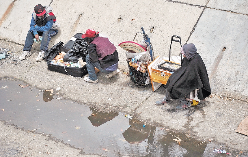 Habitantes de calle salieron de La Estanzuela a Puente Aranda. / Óscar Pérez