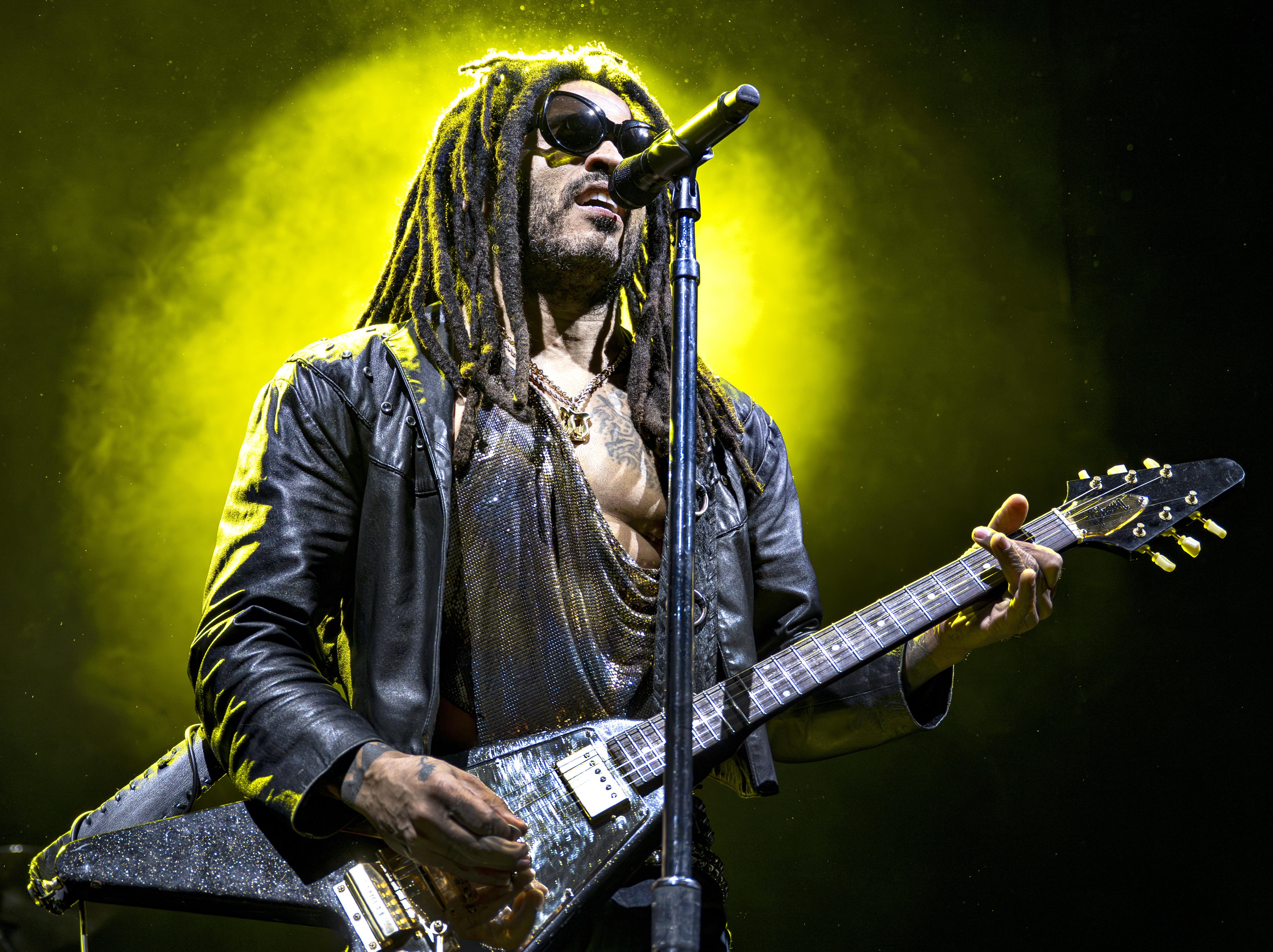 Copenhagen (Denmark), 23/03/2025.- US musician Lenny Kravitz performs on stage at the Royal Arena in Copenhagen, Denmark, 22 March 2025. (Dinamarca, Copenhague) EFE/EPA/Torben Christensen DENMARK OUT