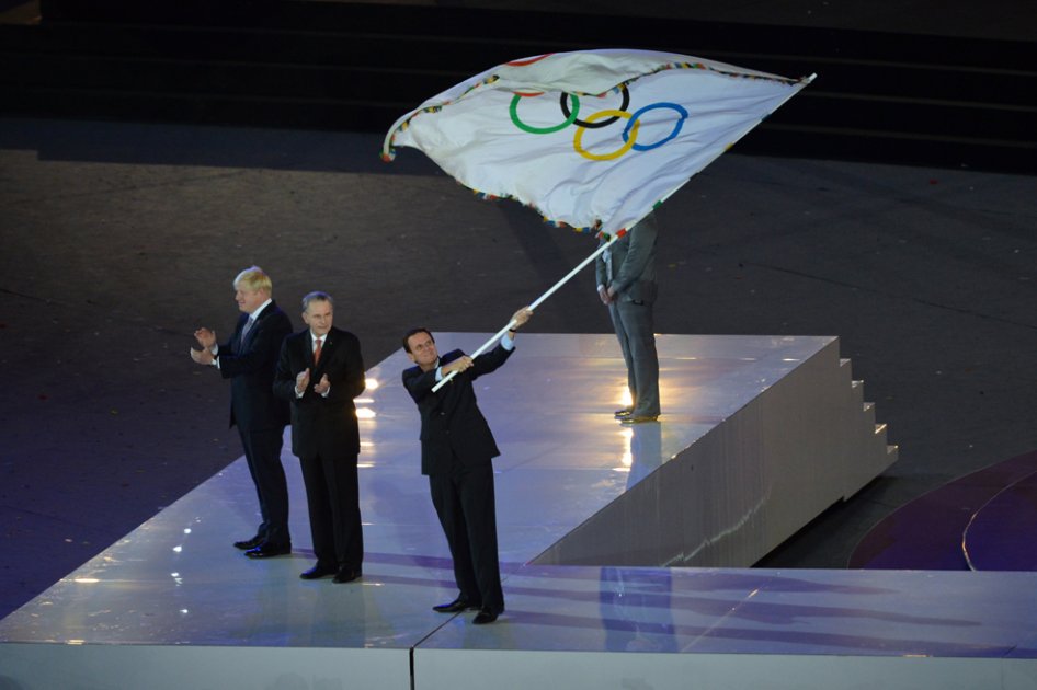 El alcalde de Río de Janeiro recibió la bandera olímpica en Londres