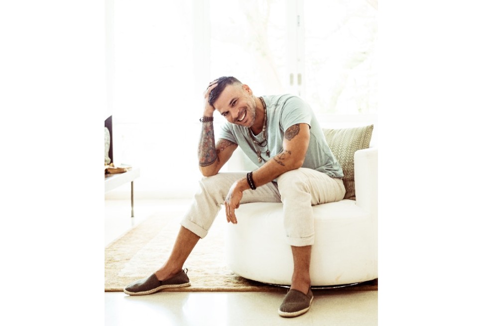 “La sábana y los pies”, la nueva canción de Pedro Capó