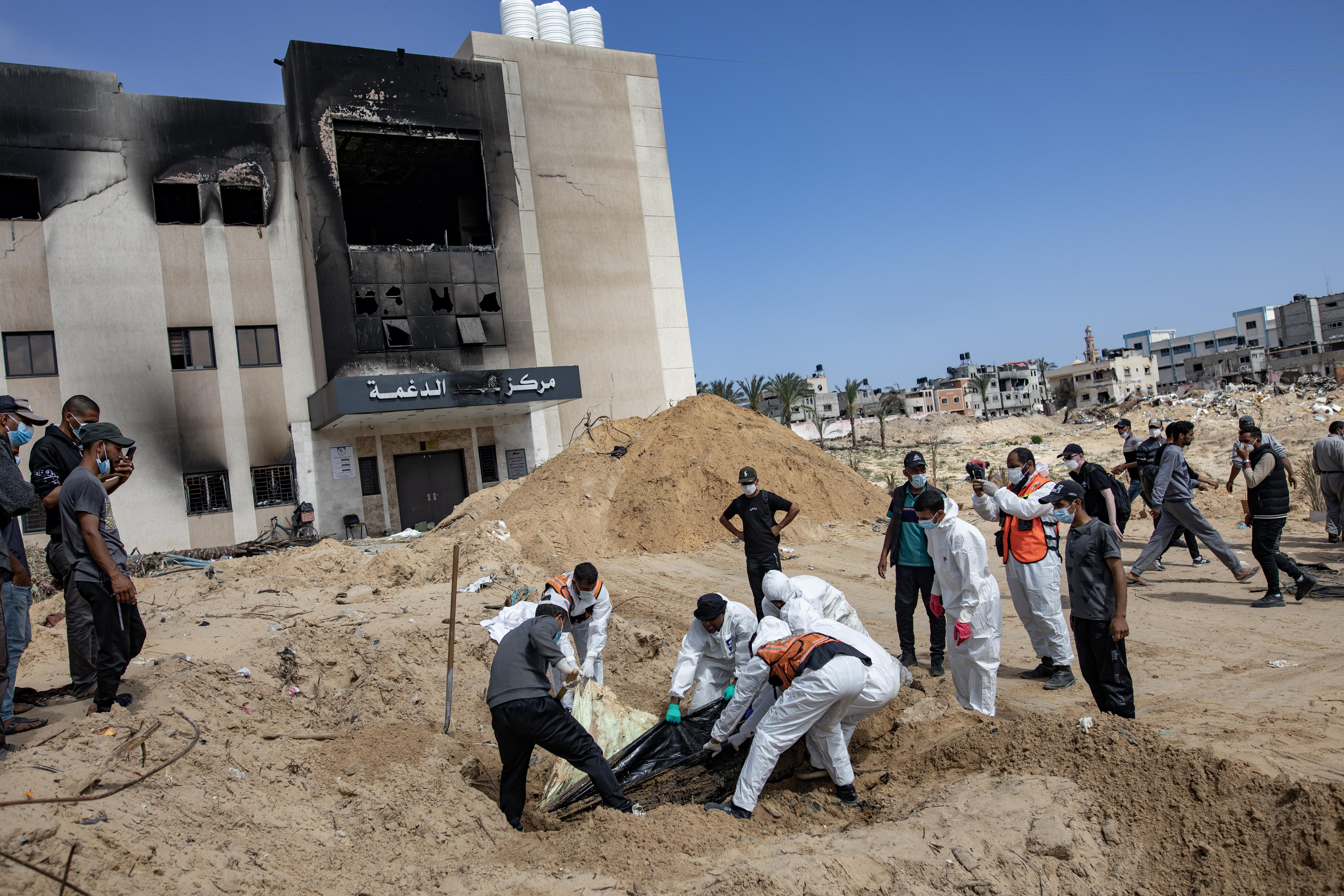 Gaza (---), 21/04/2024.- The Palestinian Civil Defense recovers 50 bodies from what they are calling a mass grave inside Nasser Hospital in Khan Yunis, Gaza April 21, 2024. More than 34,000 Palestinians and over 1,450 Israelis have been killed, according to the Palestinian Health Ministry and the Israel Defense Forces (IDF), since Hamas militants launched an attack against Israel from the Gaza Strip on 07 October 2023, and the Israeli operations in Gaza and the West Bank which followed it. EFE/EPA/HAITHAM IMAD
