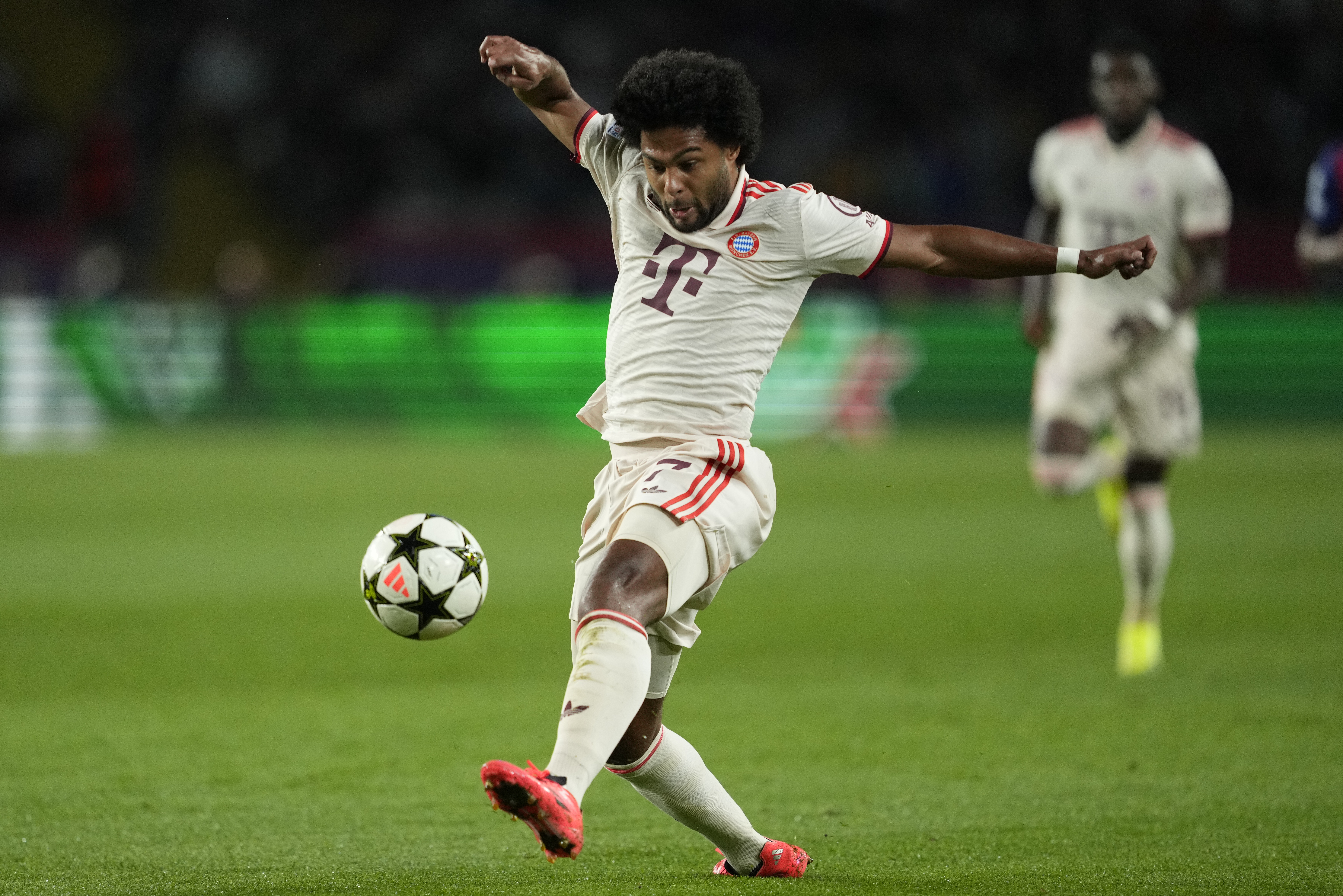 BARCELONA, 23/10/2024.- El delantero del Bayern, Serge Gnabry, intenta controlar el balón durante el encuentro correspondiente a la fase regular de la Liga de Campeones que disputan hoy miércoles FC Barcelona y Bayern Munich en el estadio Olímpico Lluis Companys, en Barcelona. EFE / Alejandro García.
