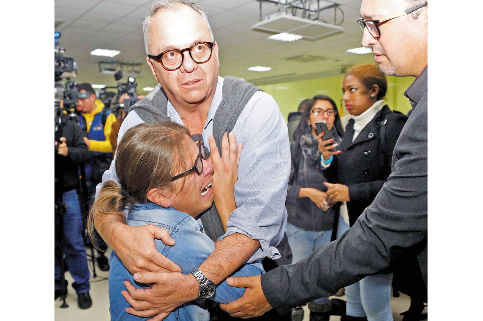 Familiares y allegados de los periodistas secuestrados claman, desesperados, por noticias de sus seres queridos.  /  AFP