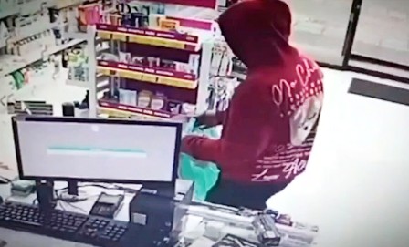 Amordazaron a la cajera, hurtaron droguería y fueron atrapados huyendo en un caño de Bogotá