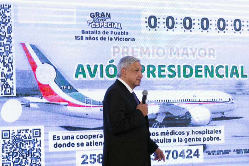 Presidente de México insiste en rifa de su avión oficial y presenta boleto oficial del sorteo