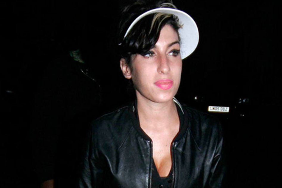 Familia de Amy Winehouse entierra las cenizas de la cantante