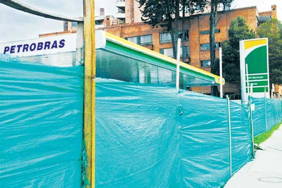 Un informe técnico divulgado en 2011 documentó que el conjunto residencial estaba afectado por la percepción de vapores de hidrocarburo, presumiblemente gasolina, no sólo en el área de los parqueaderos, sino en el primer nivel del edificio. /Daniel Gómez – El Espectador