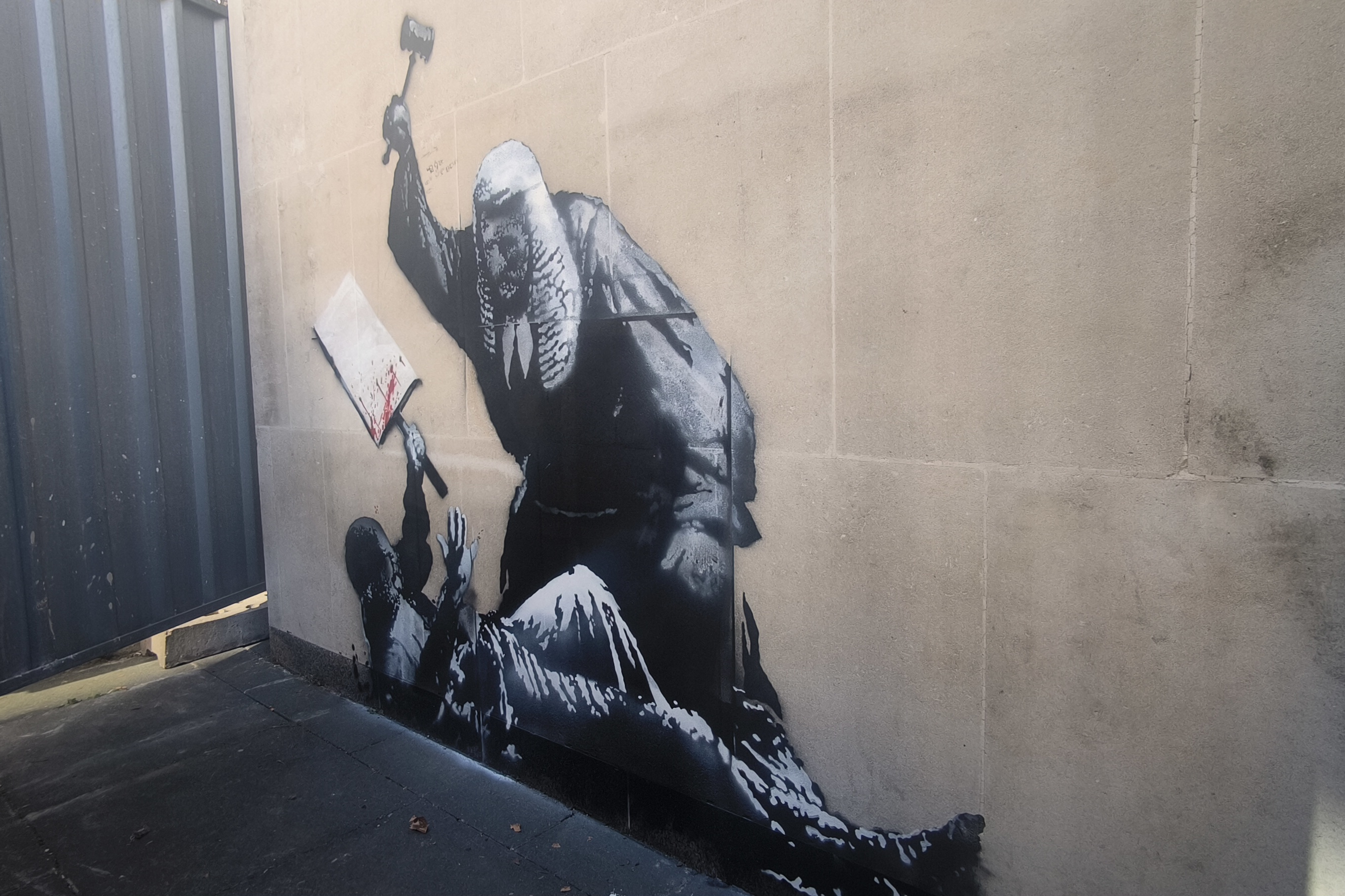 Borran mural de Banksy en Londres que criticaba represión judicial británica