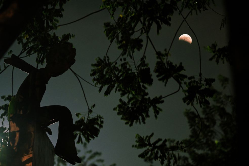 Para este tipo de eclipses no se requieren equipos o protección especializada, como es el caso de los eclipses solares. Se pueden usar binoculares o un telescopio mejorará la experiencia.