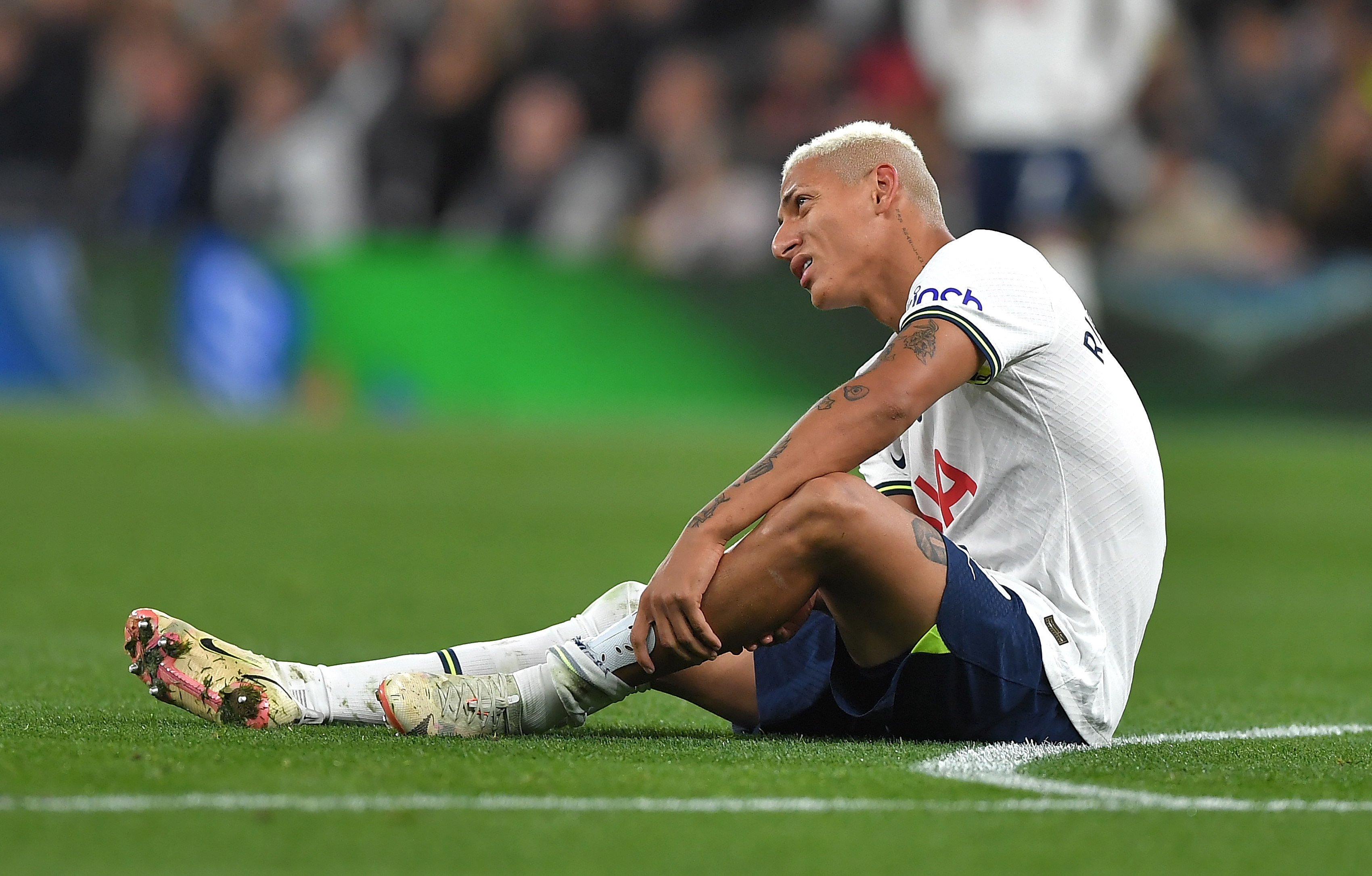 London (United Kingdom), 15/10/2022.- Richarlison of Tottenham sits on the pitch holding his calf during the English Premier League soccer match between Tottenham Hotspur and Everton FC in London, Britain, 15 October 2022. (Reino Unido, Londres) EFE/EPA/VINCE MIGNOTT EDITORIAL USE ONLY. No use with unauthorized audio, video, data, fixture lists, club/league logos or 'live' services. Online in-match use limited to 120 images, no video emulation. No use in betting, games or single club/league/player publications