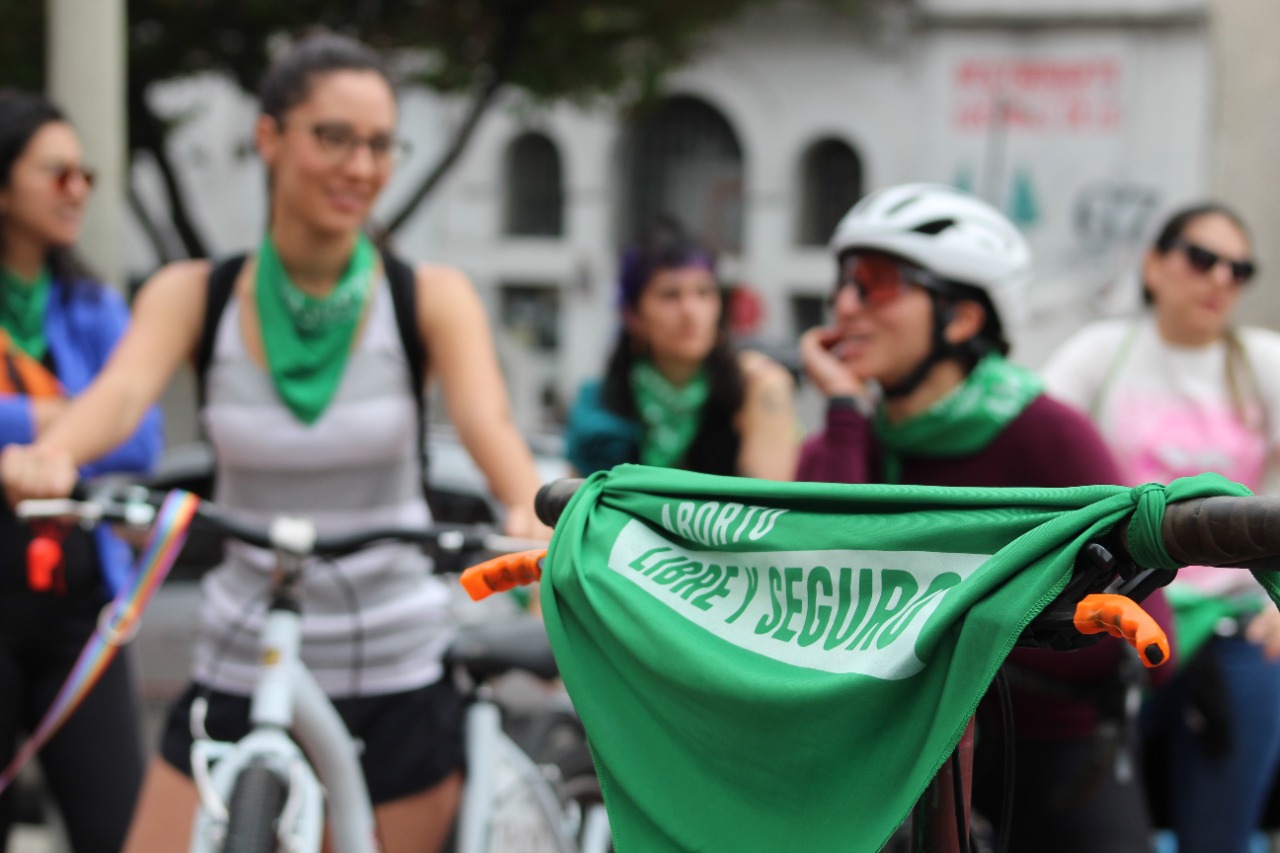 Dos mujeres en bicicleta hablando