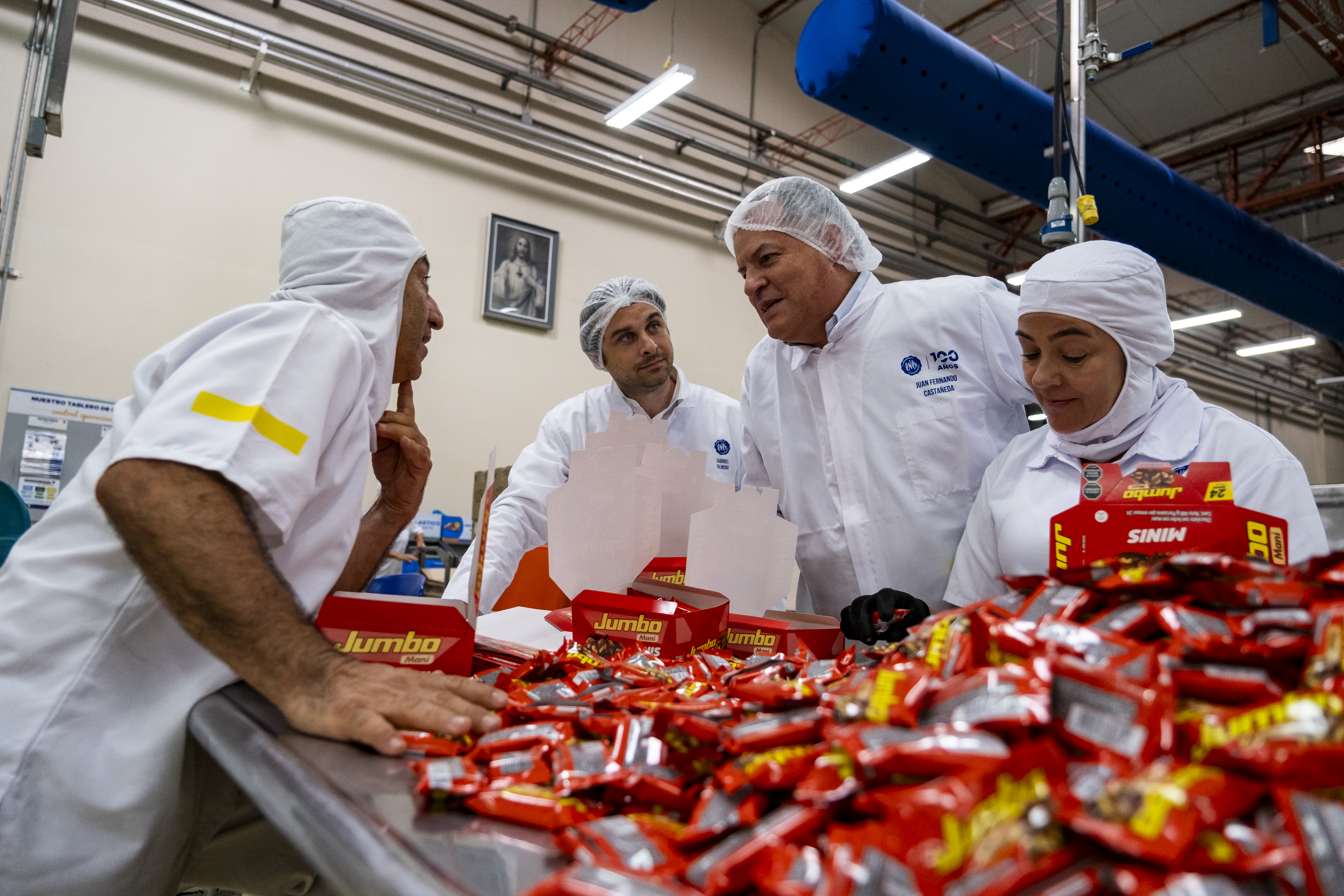 Gabriel Gilinski, en el centro, y Juan Fernando Castañeda, en el centro a la derecha, en la Compañía Nacional de Chocolates. El Grupo Nutresa posee más del 70% del mercado colombiano del chocolate. Foto: Esteban Vanegas/Bloomberg