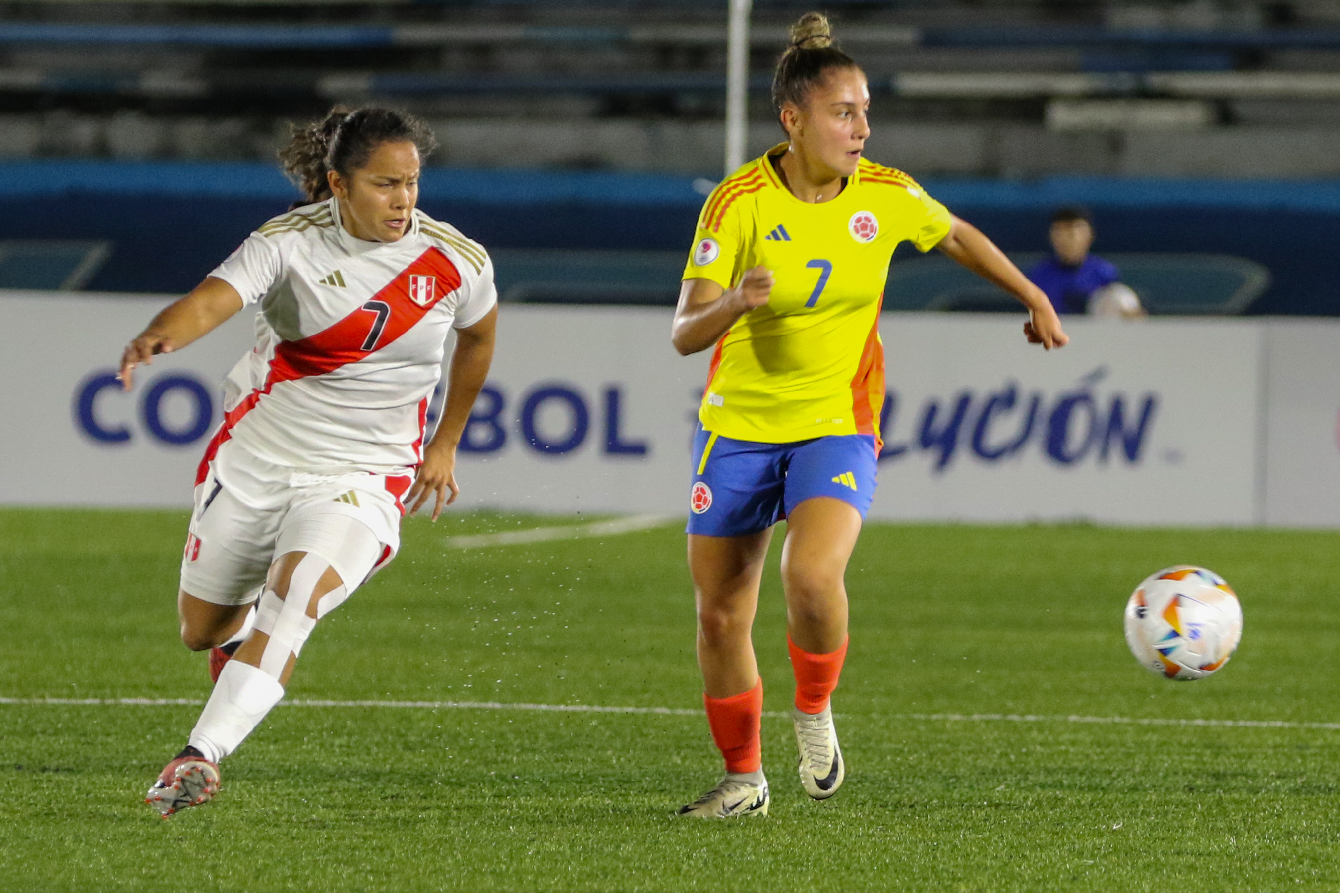 AME9896. GUAYAQUIL (ECUADOR), 23/04/2024.- Daniela Garavito (d) de Colombia disputa el balón con Birka Ruiz de Perú, este martes durante un partido del Conmebol Sudamericano Femenino Sub-20, en Guayaquil (Ecuador). EFE/ Jonathan Miranda