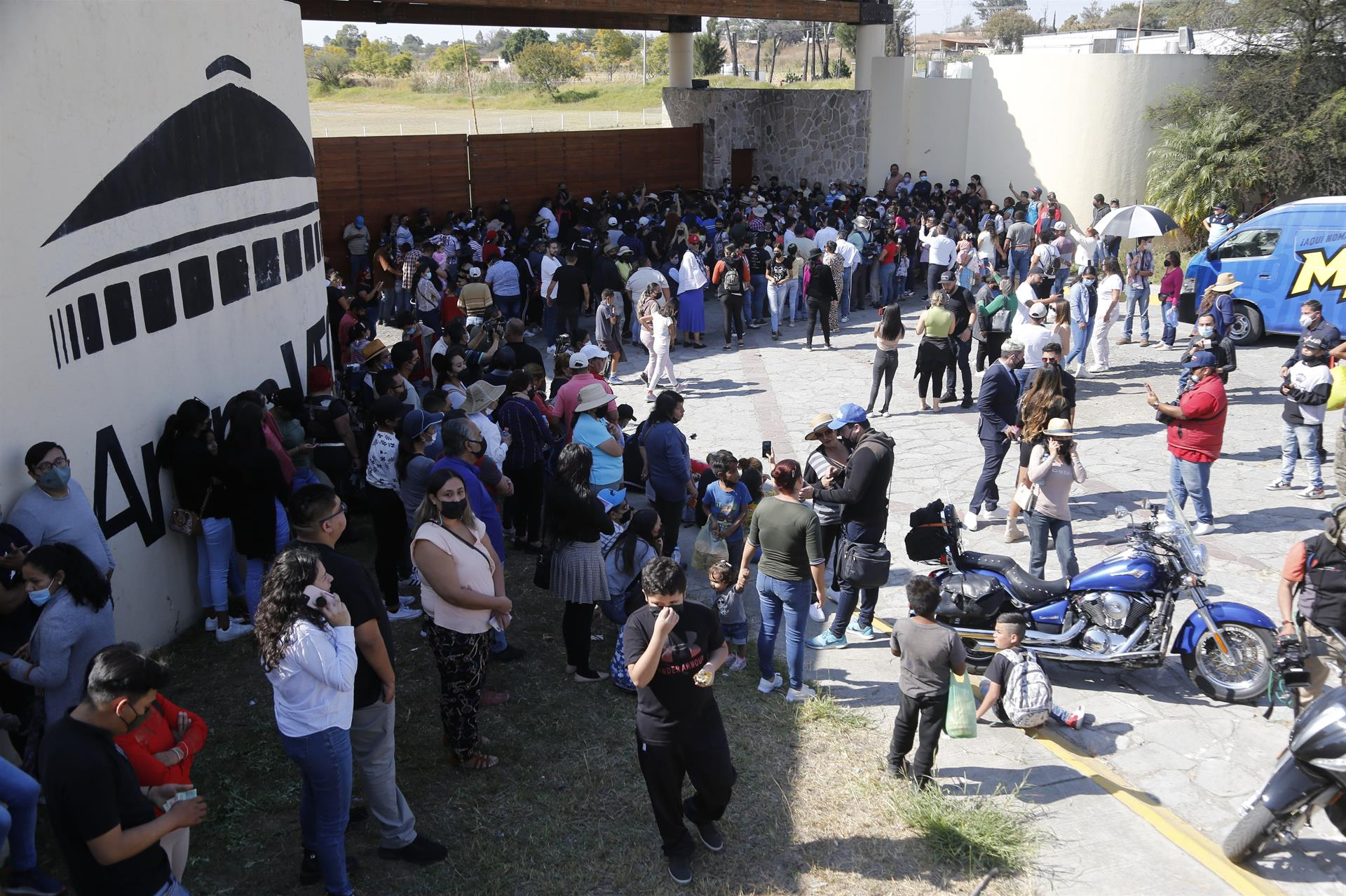 Después que la familia se despida del cantante de forma privada, se llevará el féretro hacia la arena, con capacidad para 11.000 personas, para que los fanáticos del cantante puedan decirle adiós.