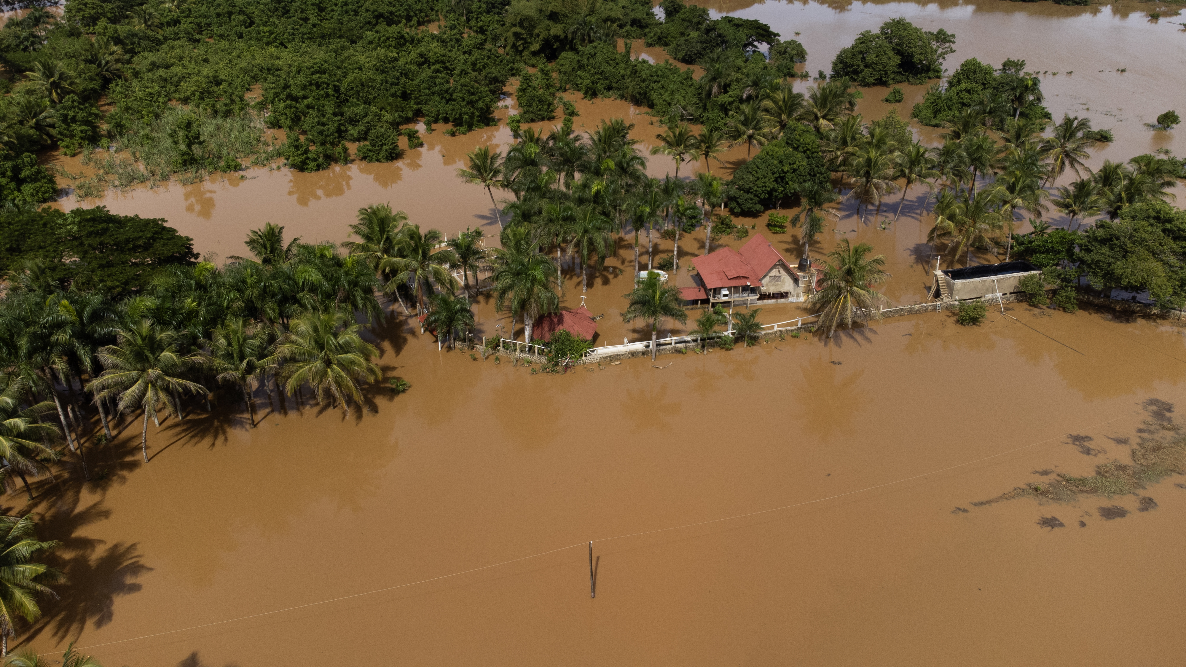 AME8445. AGUACATE (REPÚBLICA DOMINICANA), 20/11/2023.- Fotografía aérea de los campos y la carretera Circunvalación de Santo Domingo, afectados por las intensas lluvias caídas desde el pasado viernes, hoy, en Aguacate (República Dominicana). Las autoridades dominicanas elevaron a 24 el número oficial de fallecidos como consecuencia de las lluvias torrenciales que afectaron a ese país durante el fin de semana y que también han dejado miles de desplazados, daños en viviendas e infraestructuras así como cortes de luz y agua. EFE/ Orlando Barría