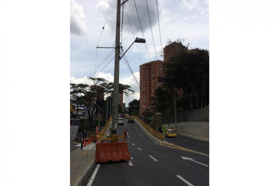 Polémica por poste en vía de Medellín
