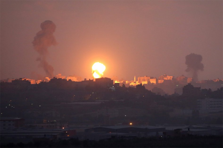 Vista del humo luego de que un cohete fuera lanzado desde la franja de Gaza hacia el sur de Israel. Israel comenzó en la noche del lunes la operación militar "Margen Protector" en respuesta al lanzamiento de cohetes desde Gaza y por el secuestro y asesinato de tres jóvenes israelíes el mes pasado en Cisjordania, del que el Gobierno de Benjamin Netanyahu acusó al movimiento islamista palestino Hamás.  