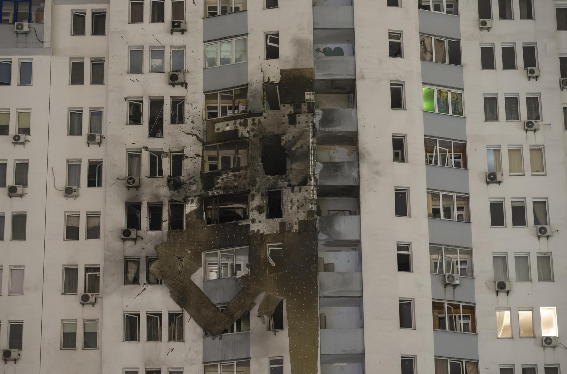 Ataque ruso paraliza la calefacción en Kiev y obliga a miles a buscar refugio