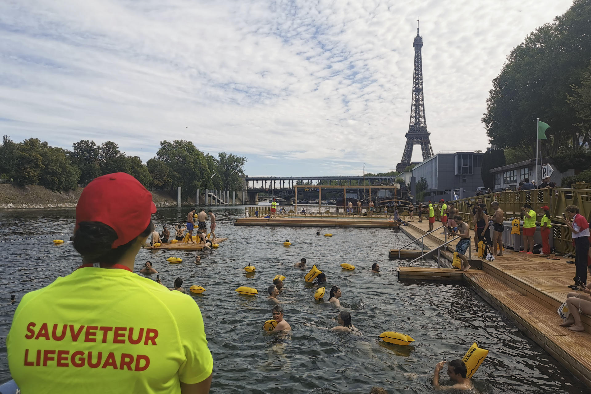 FOTODELDÍA PARÍS, 05/07/2025.- Las aguas del Sena volvieron a recibir a bañistas en París este sábado por primera vez desde 1923. Varias decenas de personas se zambulleron en las aguas del río en la primera zona abierta, en el centro de la ciudad y muy cerca del Ayuntamiento. EFE/ Rafael Cañas