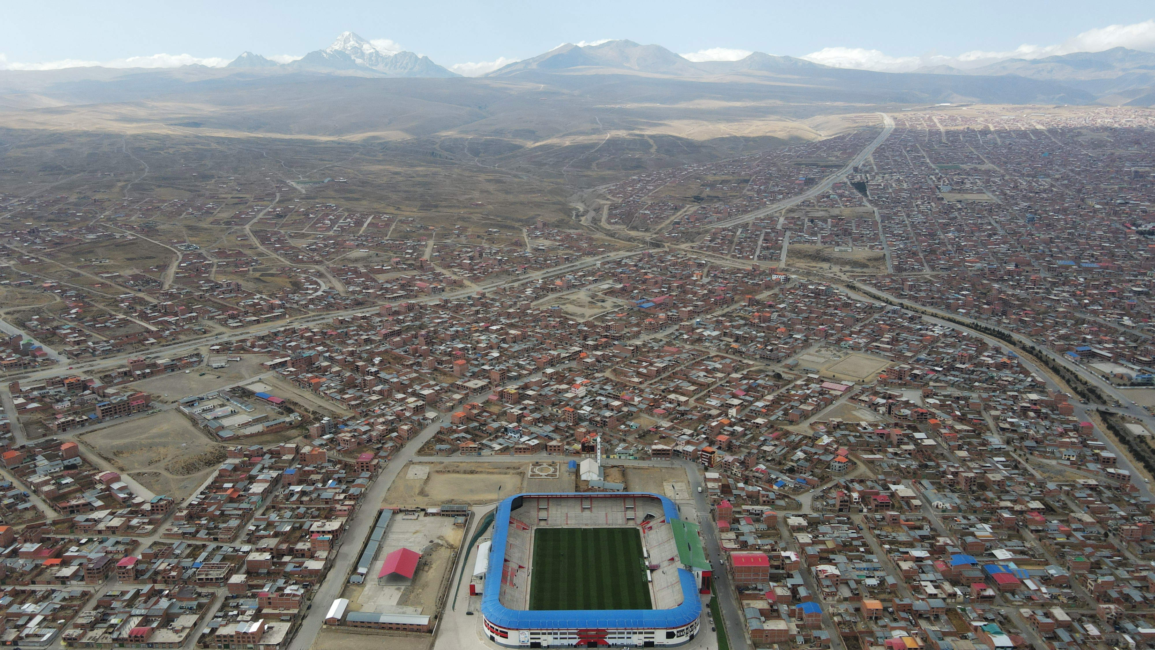 AMDEP5832. EL ALTO (BOLIVIA), 04/09/2024.- Fotografía aérea del 29 de agosto de 2024 del estadio Municipal de El Alto (Bolivia). La selección de Bolivia jugará este jueves ante Venezuela por las eliminatorias suramericanas al Mundial de 2026 en la ciudad de El Alto, vecina de La Paz y situada a más de 4.000 metros sobre el nivel del mar, con una población predominantemente aimara que en los últimos años migró del campo. EFE/ Luis Gandarillas