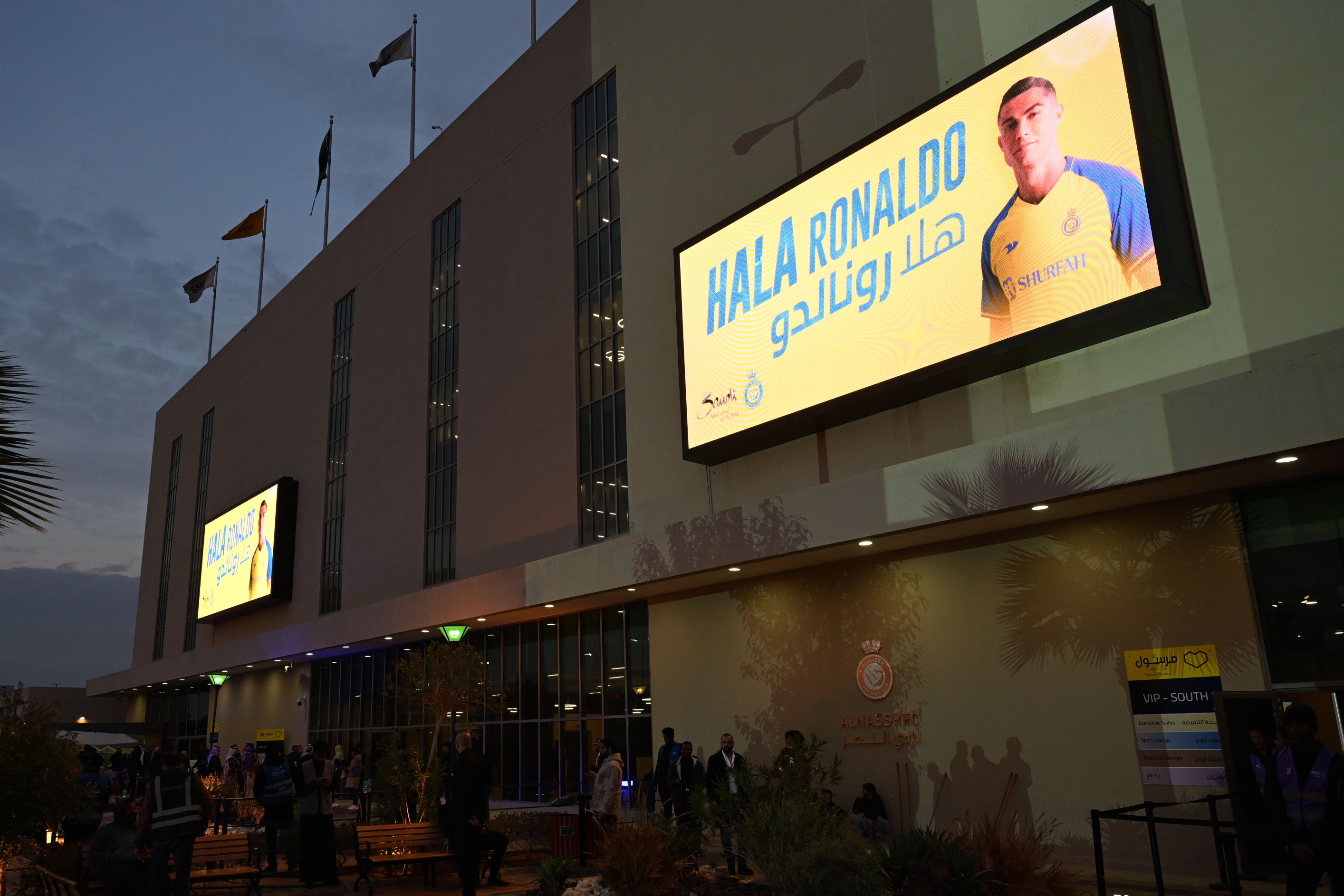 Riyadh (Saudi Arabia), 03/01/2023.- A billboard welcoming Portuguese soccer player Cristiano Ronaldo outside Mrsool Park stadium where Ronaldo will be presented, in Riyadh, Saudi Arabia, 03 January 2023. Cristiano Ronaldo will be presented at Mrsool Park stadium on 03 January after he signed a contract for Al-Nassr FC untill 2025. (Arabia Saudita) EFE/EPA/STR