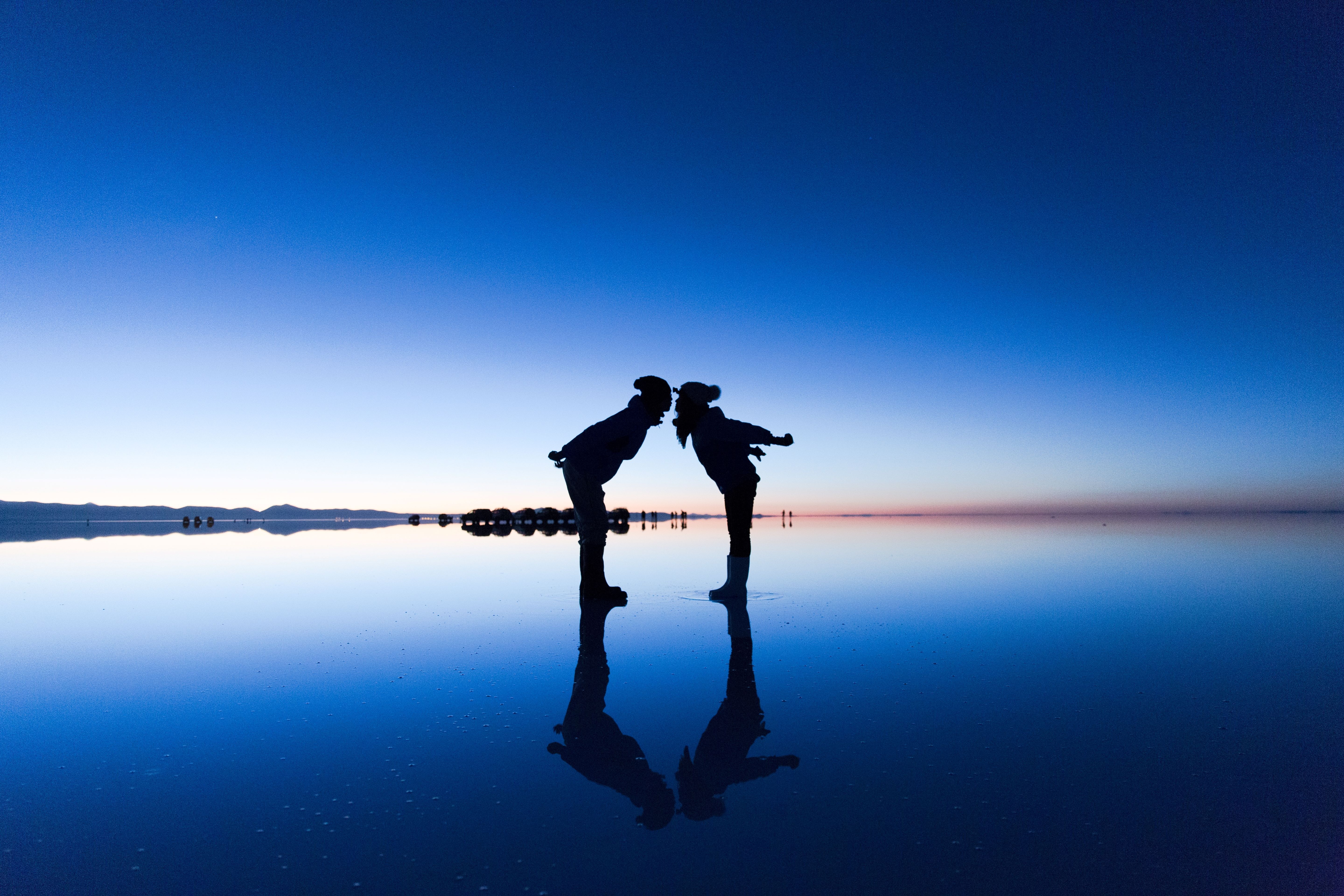 Experiencias en Latinoamérica para celebrar el amor, incluyendo postales únicas como el Salar de Uyuni en temporada de lluvias. Turismo para dos, viajar en pareja, Salar de Uyuni Bolivia