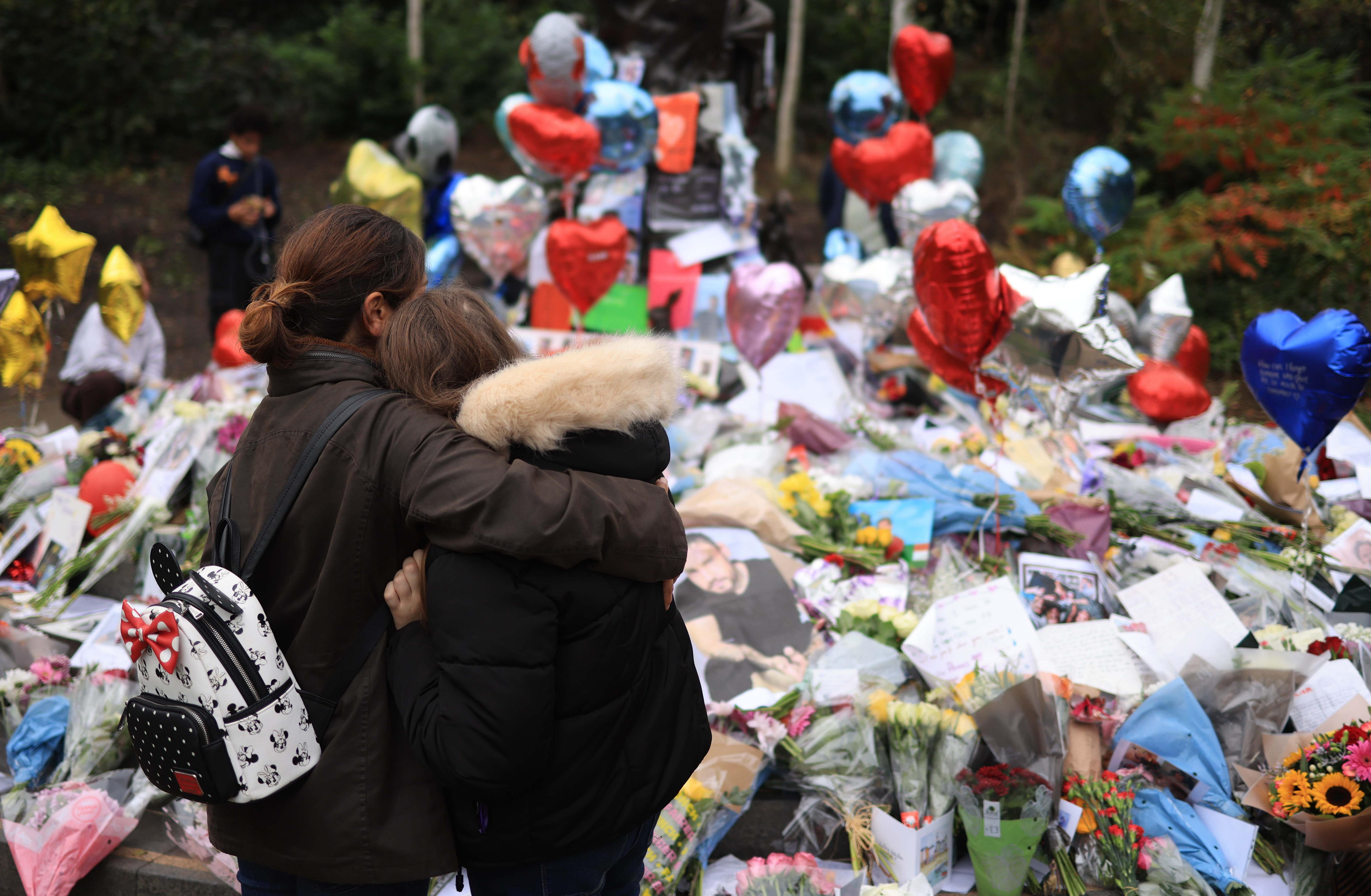 London (United Kingdom), 21/10/2024.- Tributes to One Direction singer Liam Payne at a statue of Peter Pan in Kensington Gardens in London, Britain, 21 October 2024. Payne died on 16 October after falling from the balcony of his room at the Casa Sur hotel in centre Buenos Aires. (Reino Unido, Londres) EFE/EPA/NEIL HALL