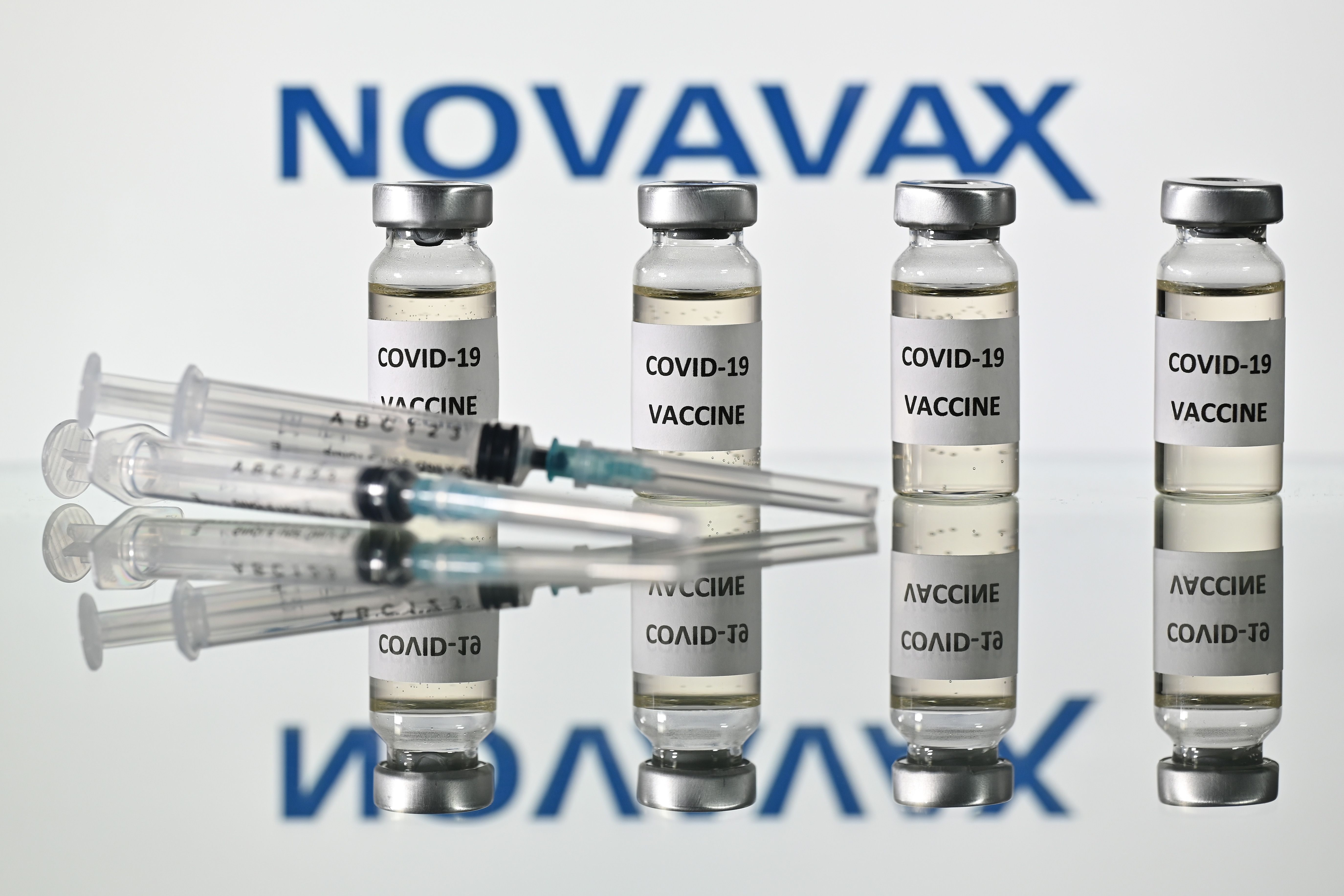 La eficacia contra la cepa original de coronavirus se situó en el 95,6%, mientras que en la británica alcanzó el 85,6%.