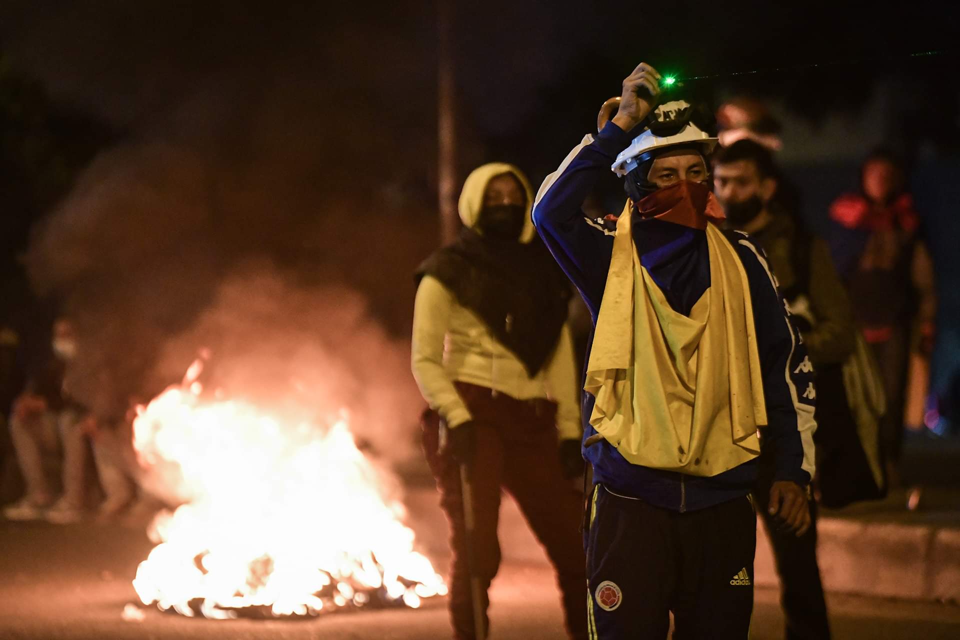 A partir de ese momento se recrudecieron los enfrentamientos en inmediaciones del Portal, a donde llegaron varios grupos de agentes antidisturbios y tres tanquetas.