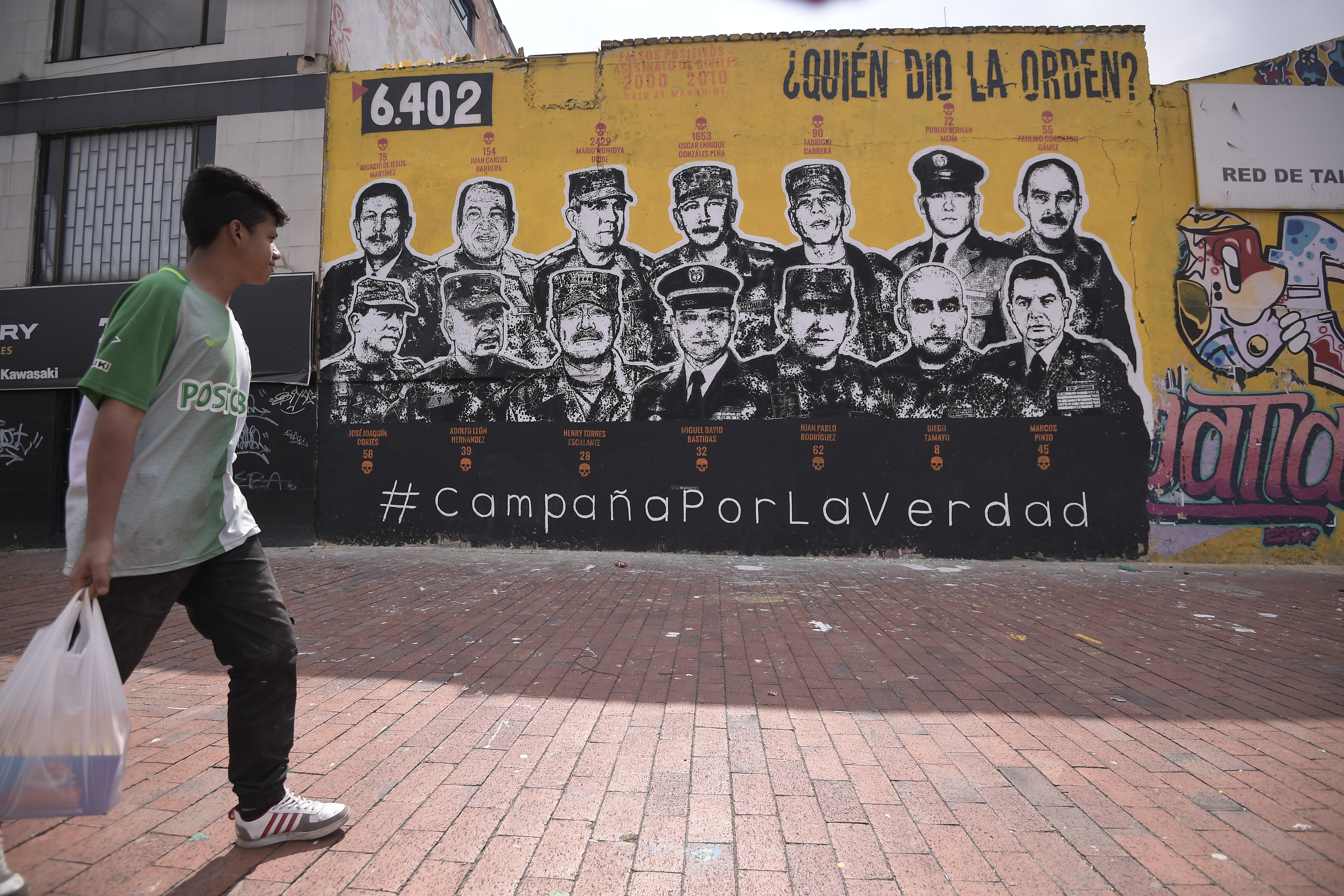 Víctimas de Falsos Positivos instalaron el mural "¿Quién dio la orden?", el cual fue censurado y borrado por militares la primera vez.