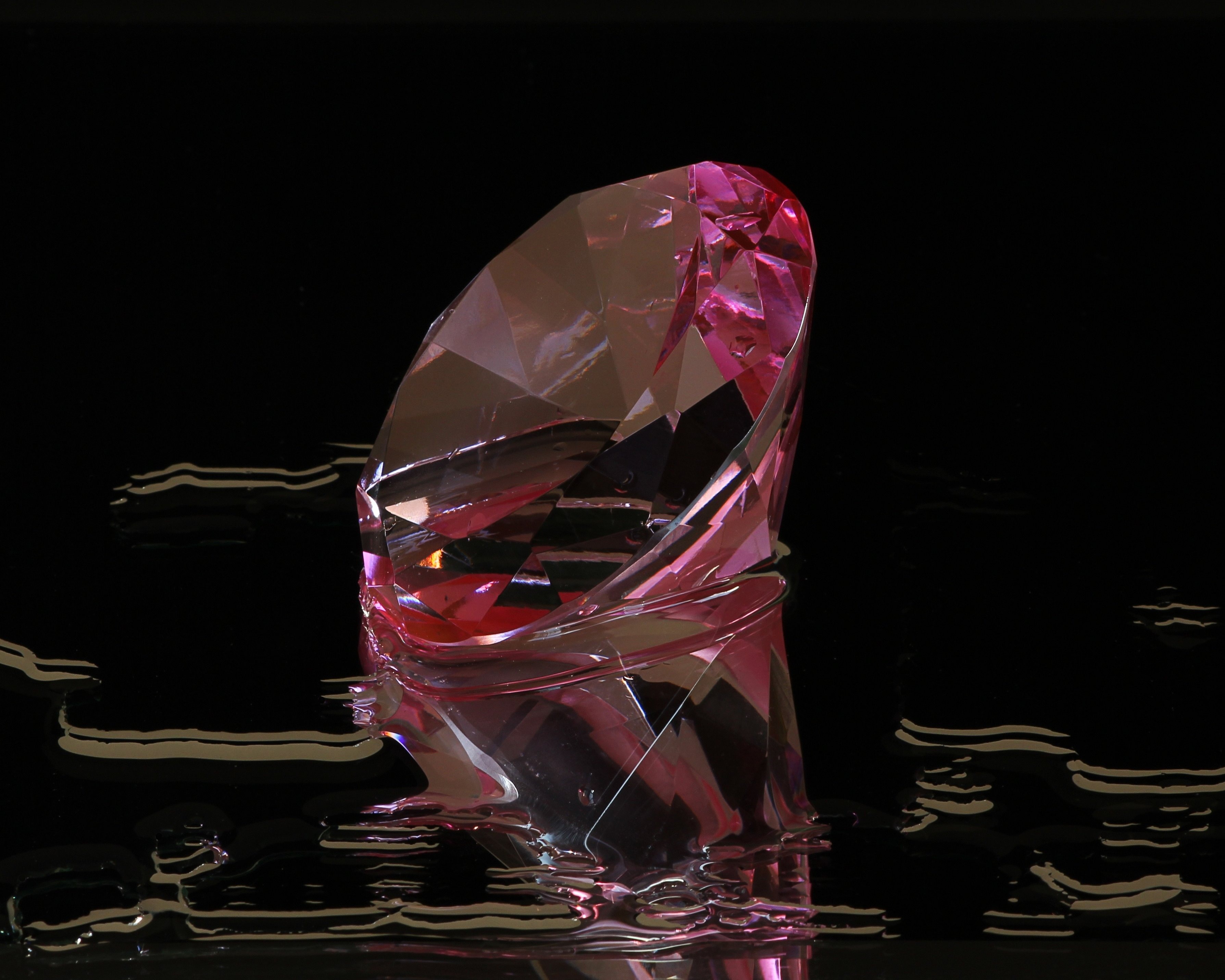 Científicos creen haber resuelto el misterio de la formación de los diamantes rosas