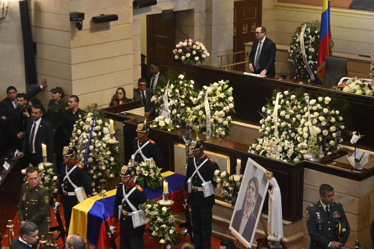 Congreso rinde homenaje al senador Miguel Uribe Turbay.