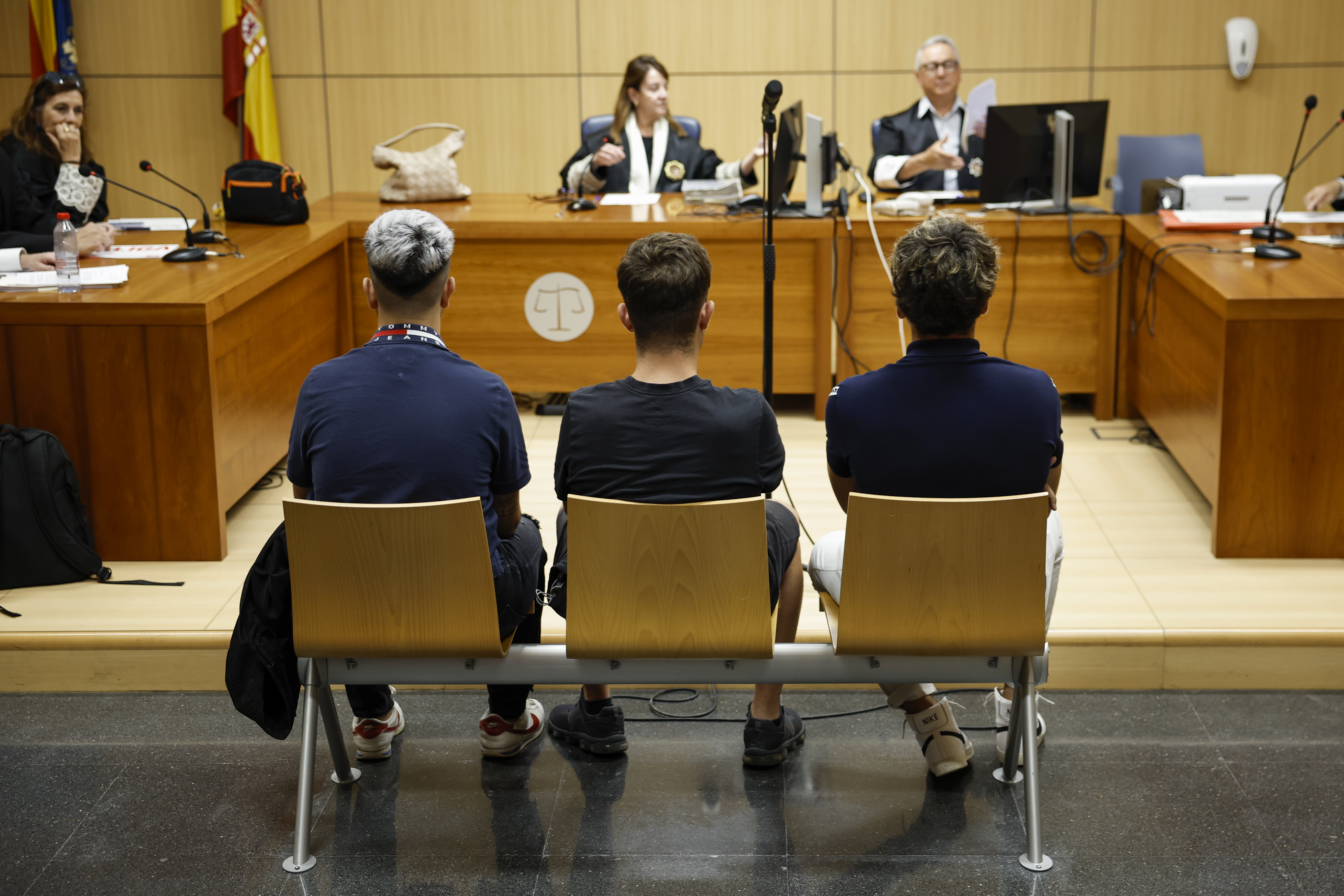 GRAFCVA1113. VALENCIA, 10/06/2024.- Un momento de la vista de conformidad en el Juzgado de Instrucción número 10 de Valencia por los insultos racistas que recibió el jugador Vinicus Jr. en el encuentro Valencia-Real Madrid en Mestalla en mayo de 2023 por lo que tres aficionados del Valencia han sido condenados este lunes a ocho meses de prisión y a dos años sin entrar a estadios de fútbol, además de al pago de las costas. EFE/Biel Aliño