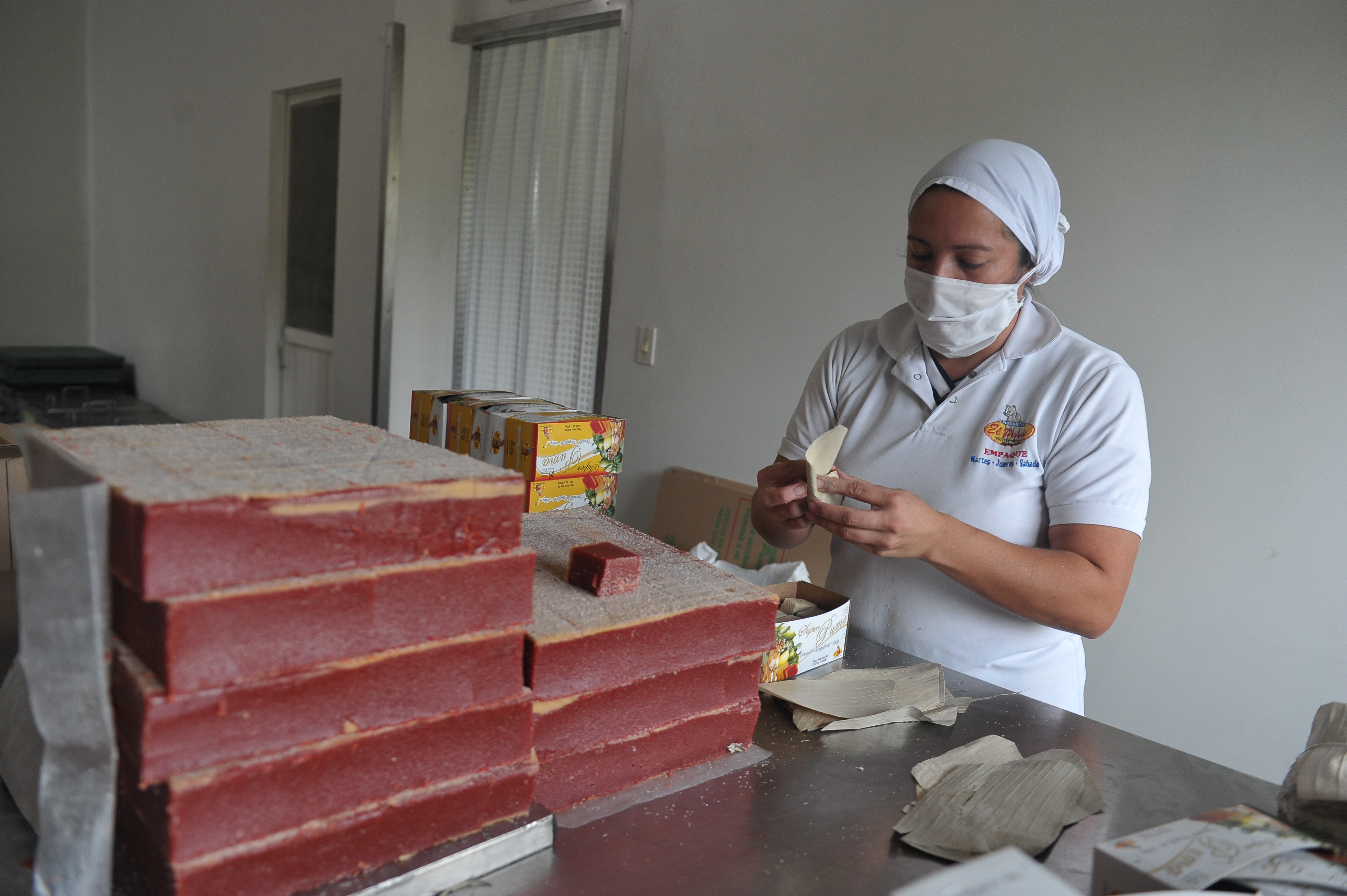 Elaboración completa desde la hoja pasando por el empaque y producción del producto final de este dulce de guayaba originario de la provincia de Vélez, Santander