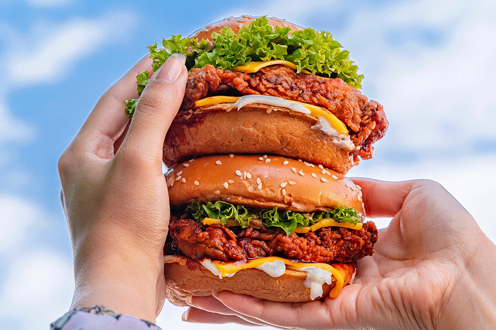 Calma tu antojo con este sándwich de pollo ¡Receta fácil!